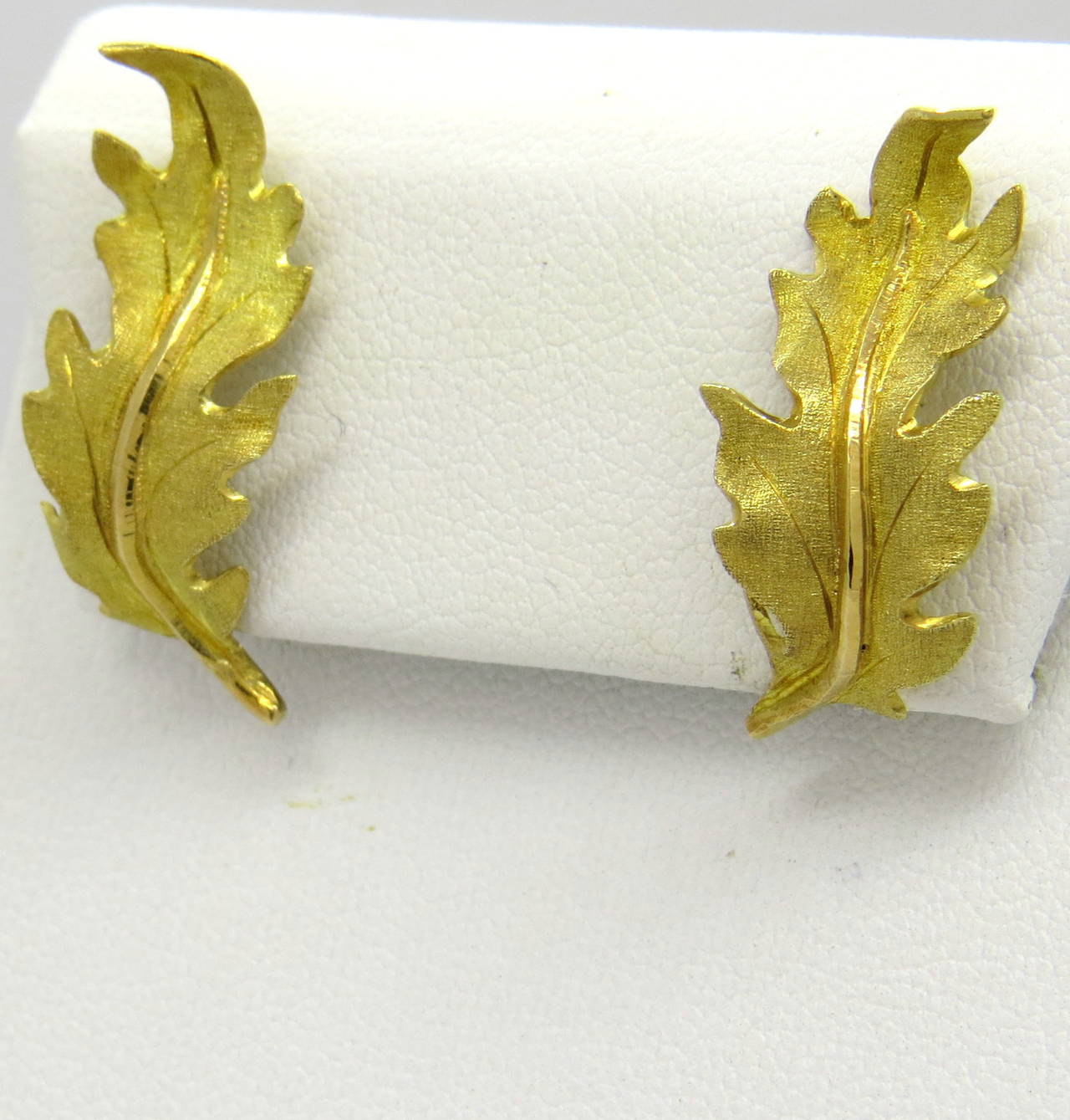 Mario Buccellati 18k gold earrings featuring leaf design. Earrings measure 26mm x 14mm. Marked. M. Buccellati,18k and Italy. weight - 4.2gr