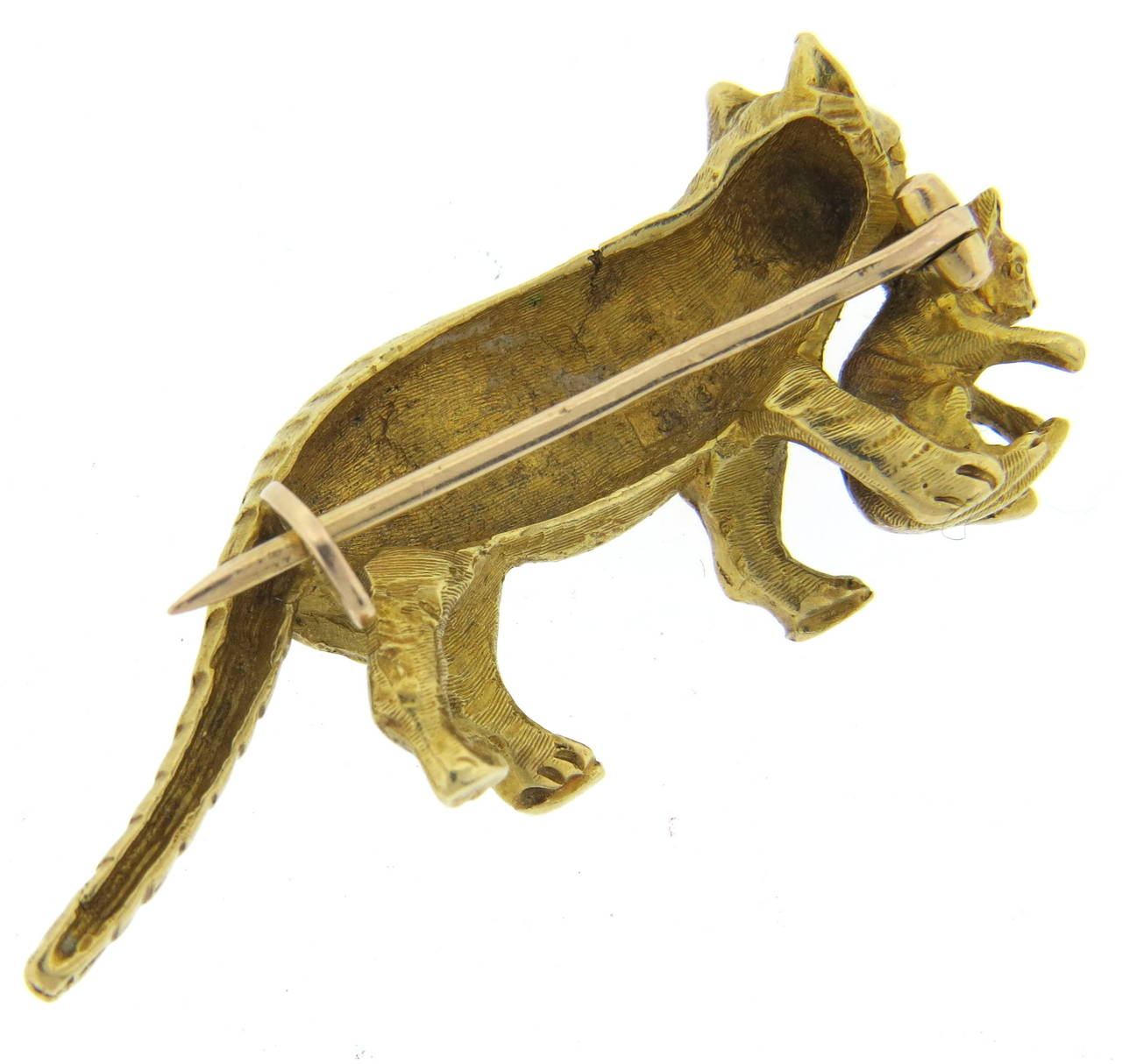 18k gold antique brooch pin, depicting cat and a kitten, measuring 42mm incl. the tail x 16mm. Weight of the piece - 11.2gr