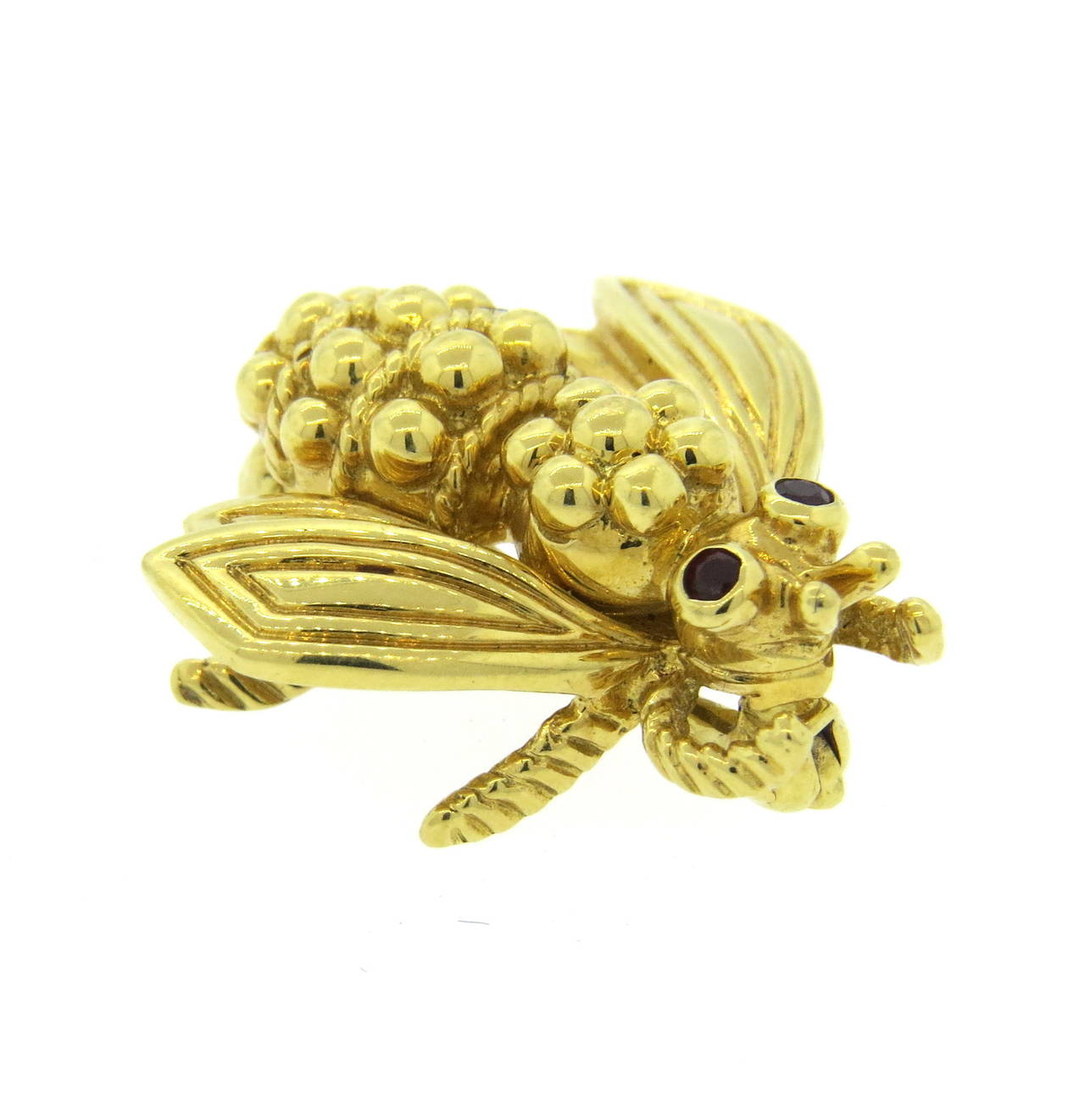 18k gold bee brooch with ruby eyes, measuring 20mm x 20mm. Marked Tiffany & Co,750. weight - 5.1gr