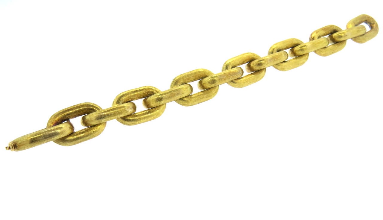 18k brushed gold bracelet, measuring 9