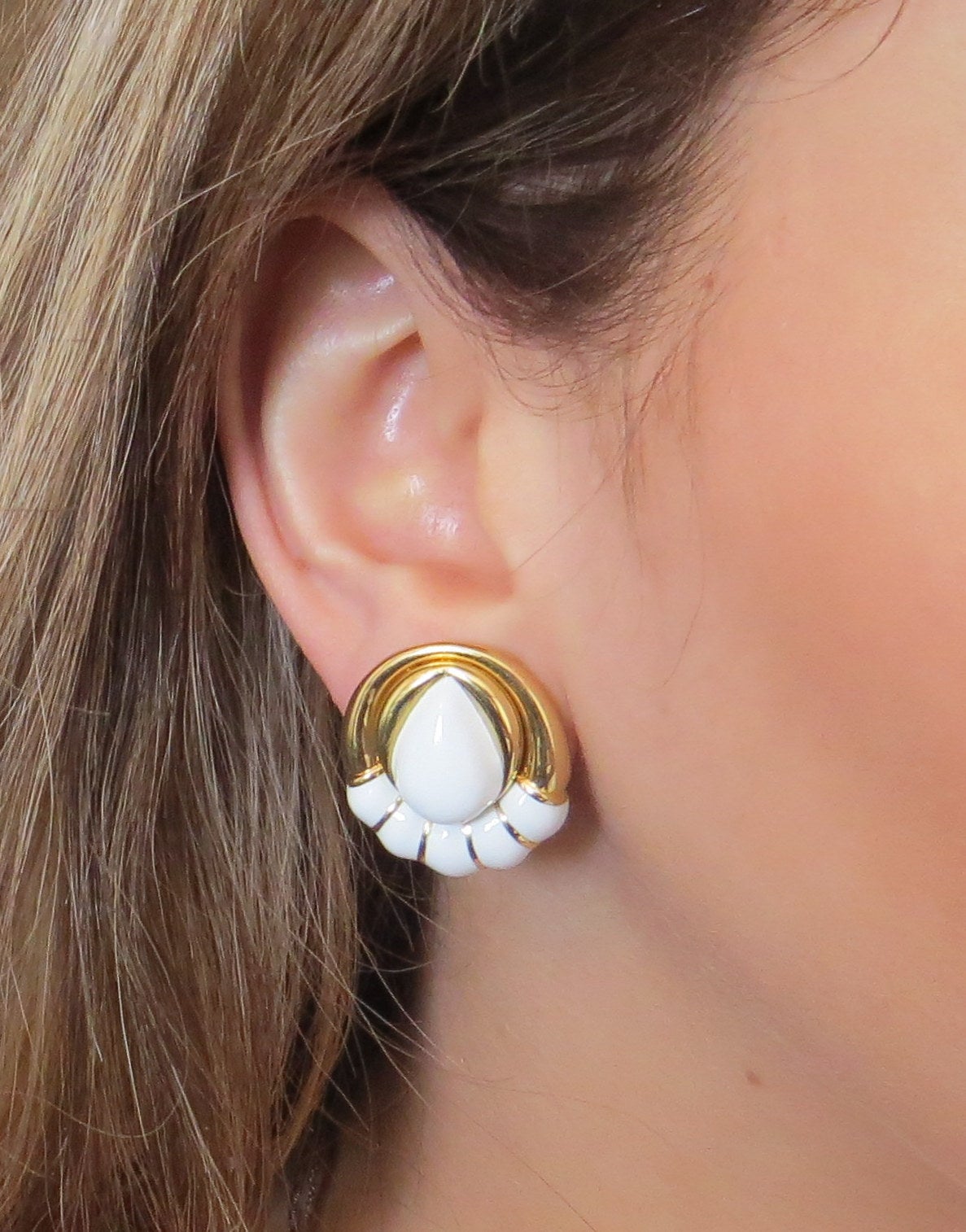 David Webb White Enamel Gold Earrings In Excellent Condition In Lambertville, NJ