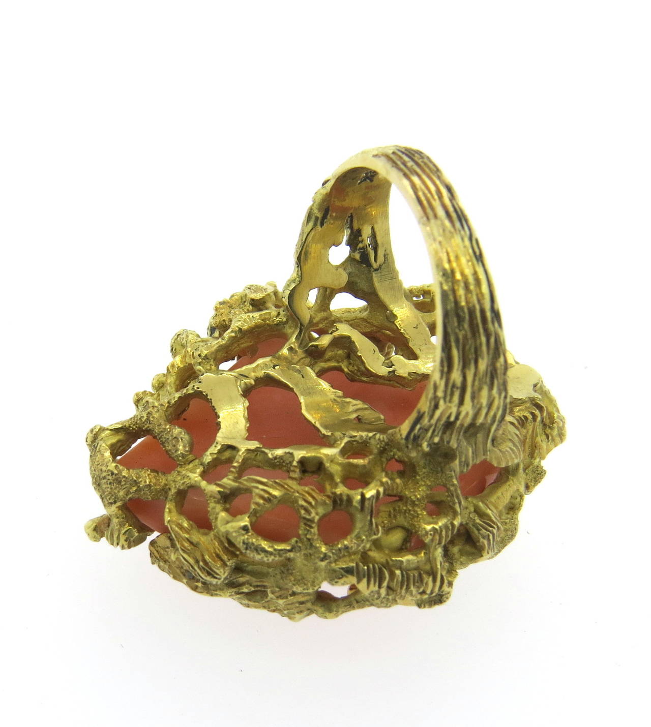 1970s Angel Skin Coral Gold Cocktail Ring In Excellent Condition In Lambertville, NJ