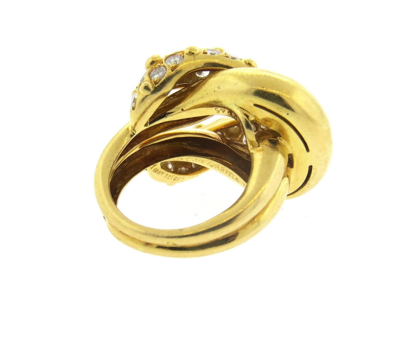 Van Cleef & Arpels Diamond Gold Knot Ring In Excellent Condition For Sale In Lambertville, NJ