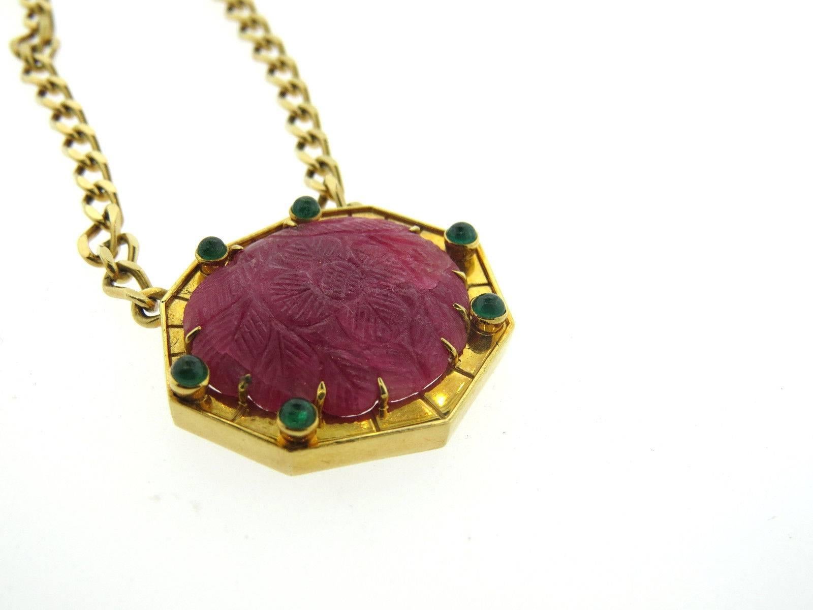 David Webb Carved Ruby Emerald Gold Pendant Necklace In Excellent Condition In Lambertville, NJ