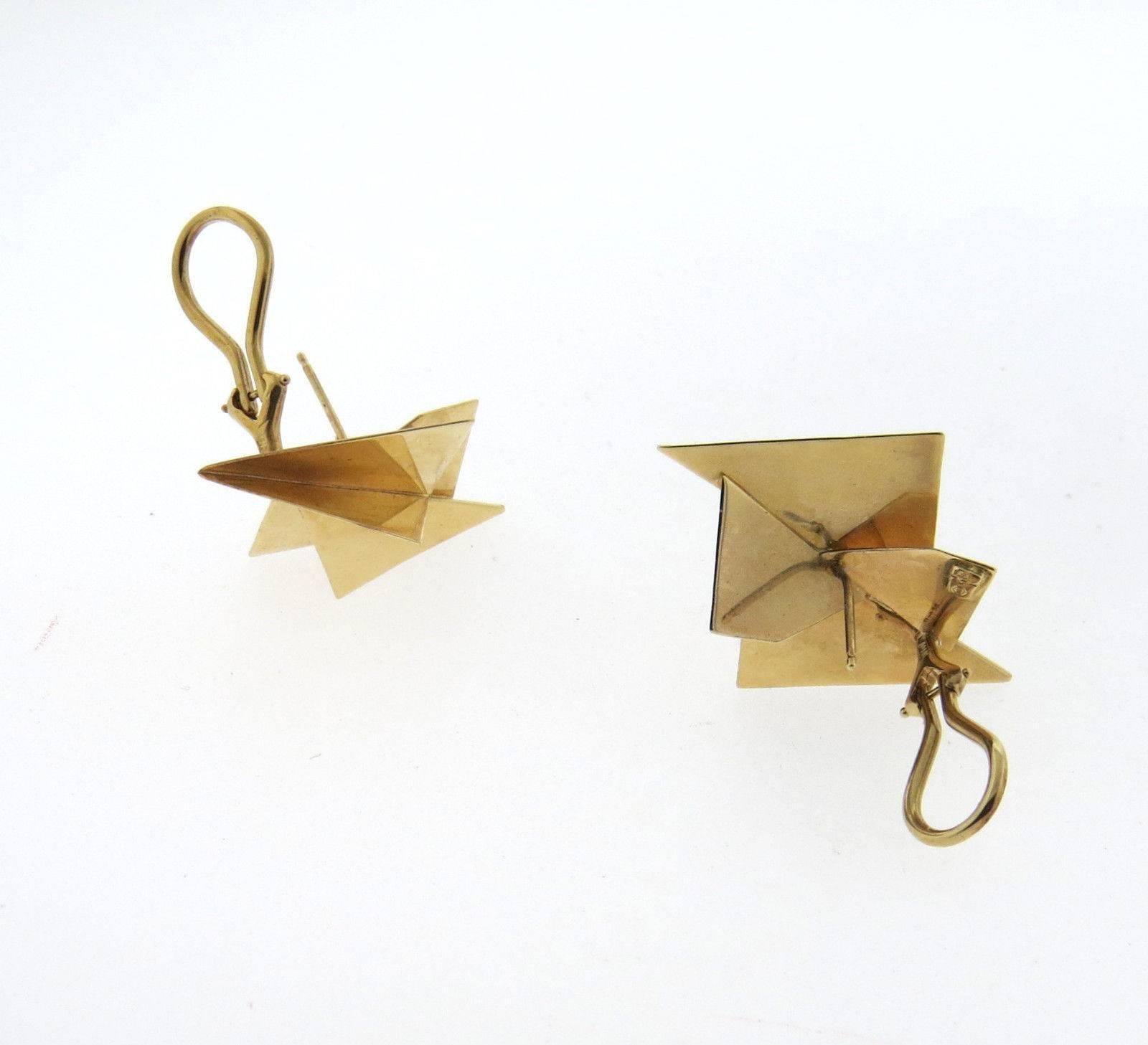 Ein Paar geometrische Ohrringe aus 14k Gelbgold. Die Ohrringe sind 37 mm x 27 mm groß und wiegen 9::3 Gramm.