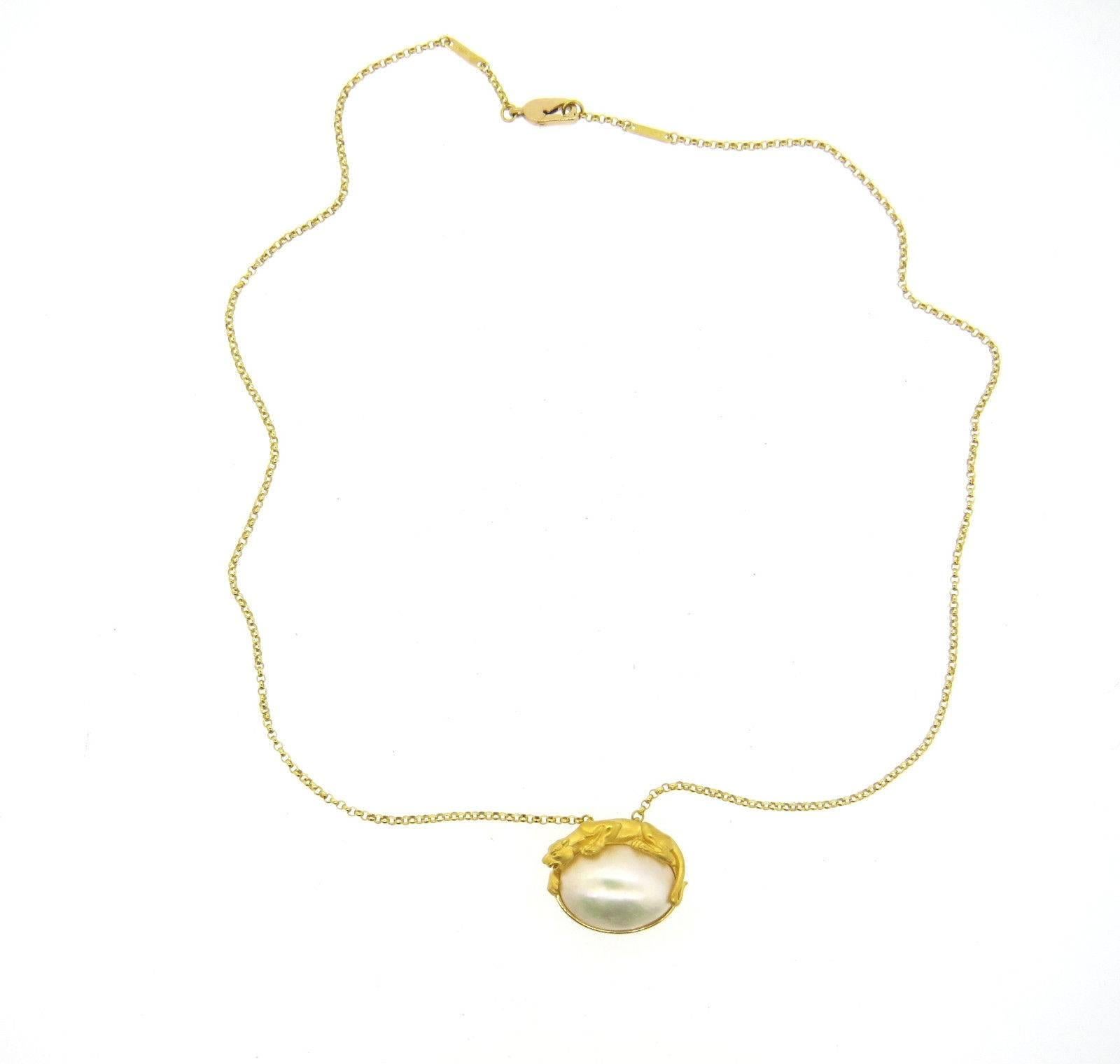 An 18k gold necklace, crafted by Carrera Y Carrera, featuring panther pendant, holding an 18.1mm x 13.3mm mabe pearl. Necklace is 18