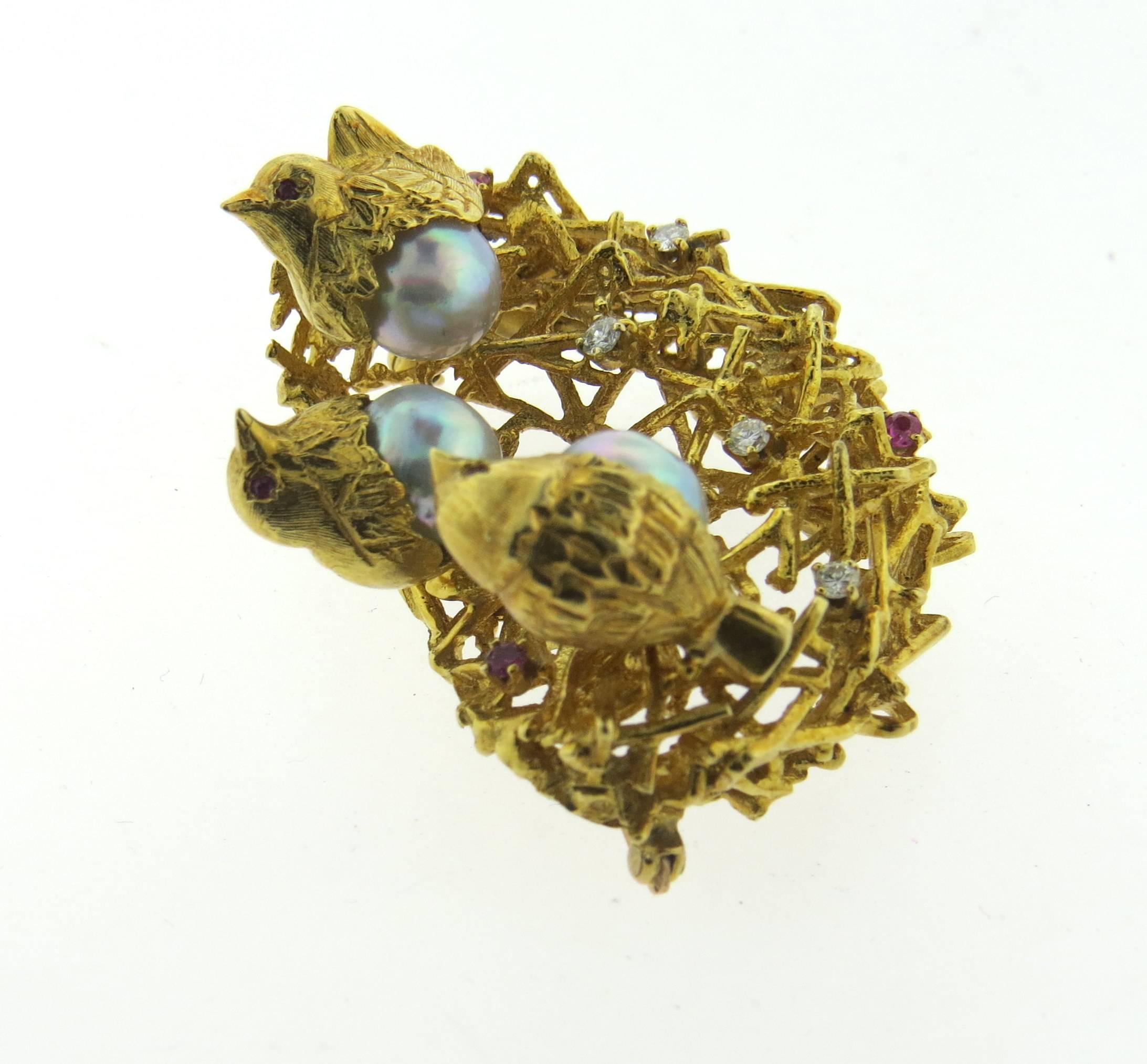 Adorable 18k yellow gold brooch, depicting three birds in a nest, decorated with three 8mm pearls, approx. 0.25ctw in diamonds and rubies. Brooch measures 48mm x 40mm. Weight of the piece - 35.5 grams 