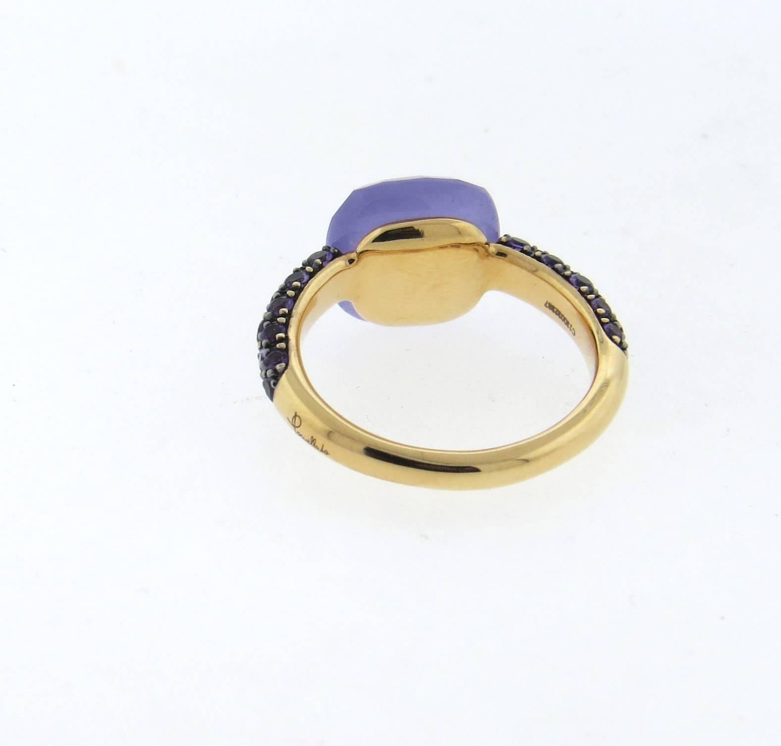 Nouvelle bague en or rose 18 carats, réalisée par Pomellato pour la collection Capri, ornée d'un jade lavande de 11 mm x 11 mm, entouré d'améthystes. Bague de taille 6 1/2. Poids de la pièce - 5,7 grammes
