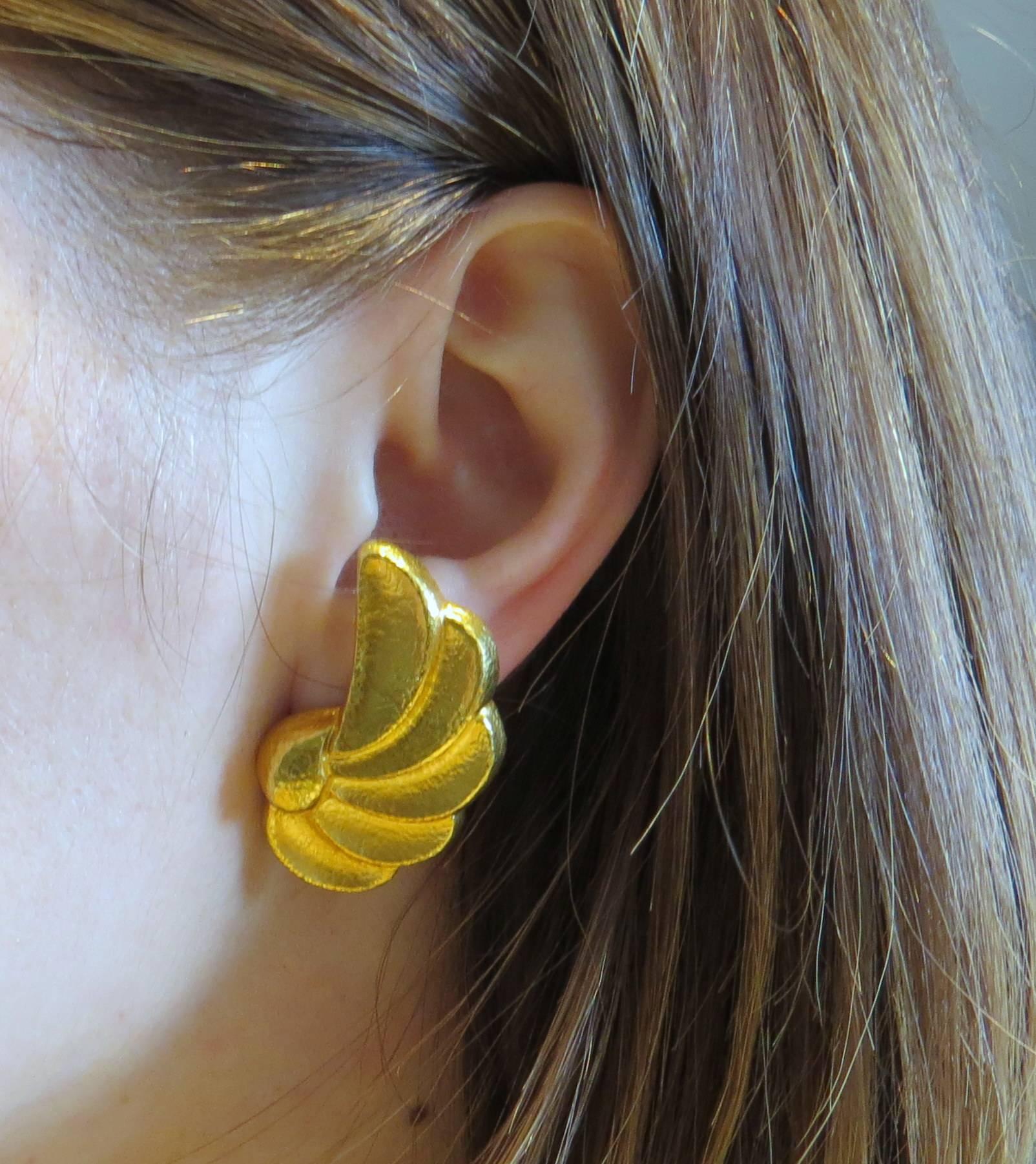 Skurrile Ilias Lalaounis Ohrringe mit gehämmerten goldenen Flügeln-Motiv aus Gold Damen im Angebot