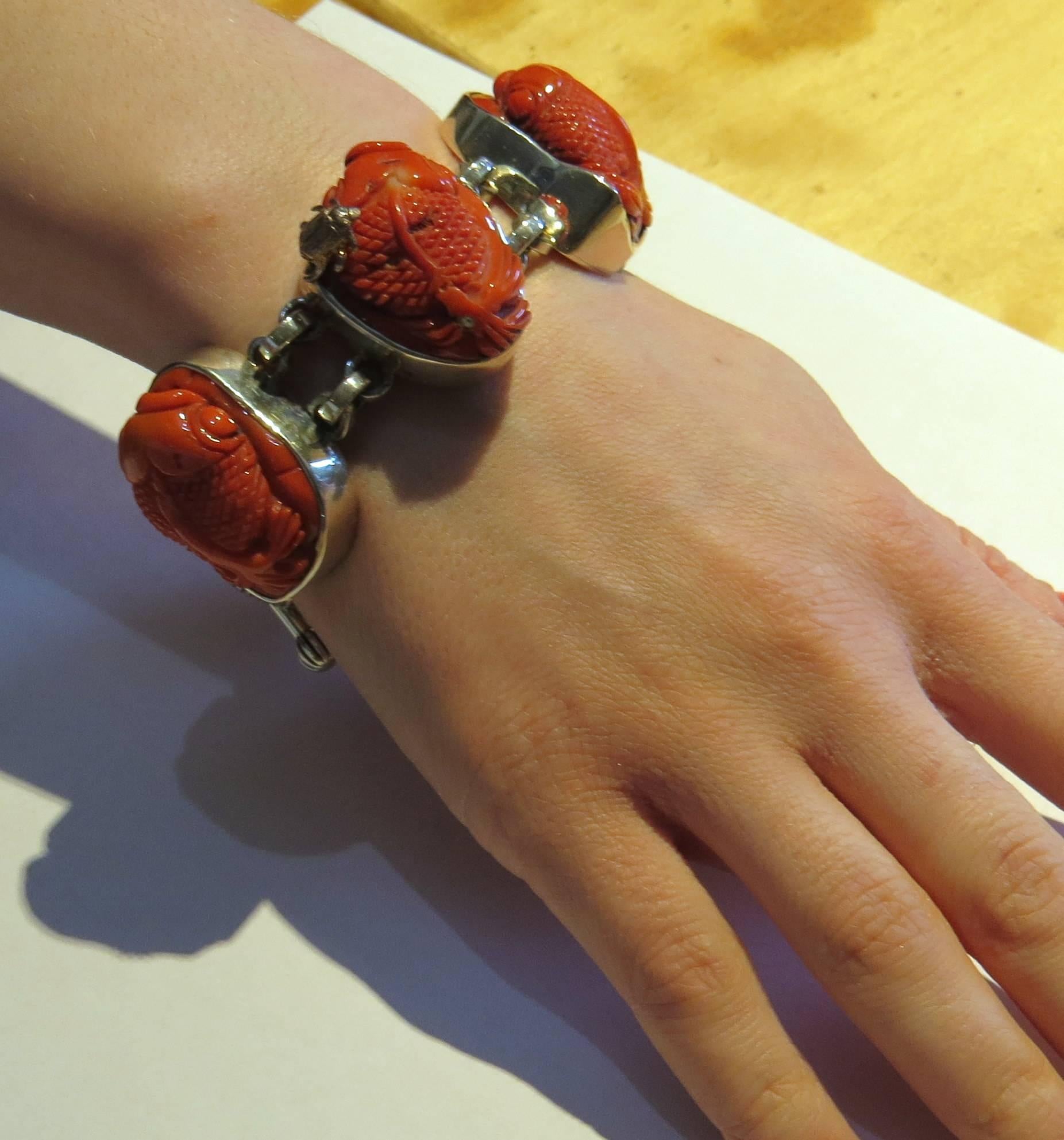 2000 Chunky Stephen Dweck Carved Coral Fish Sterling Toggle Bracelet  In Excellent Condition In Lambertville, NJ