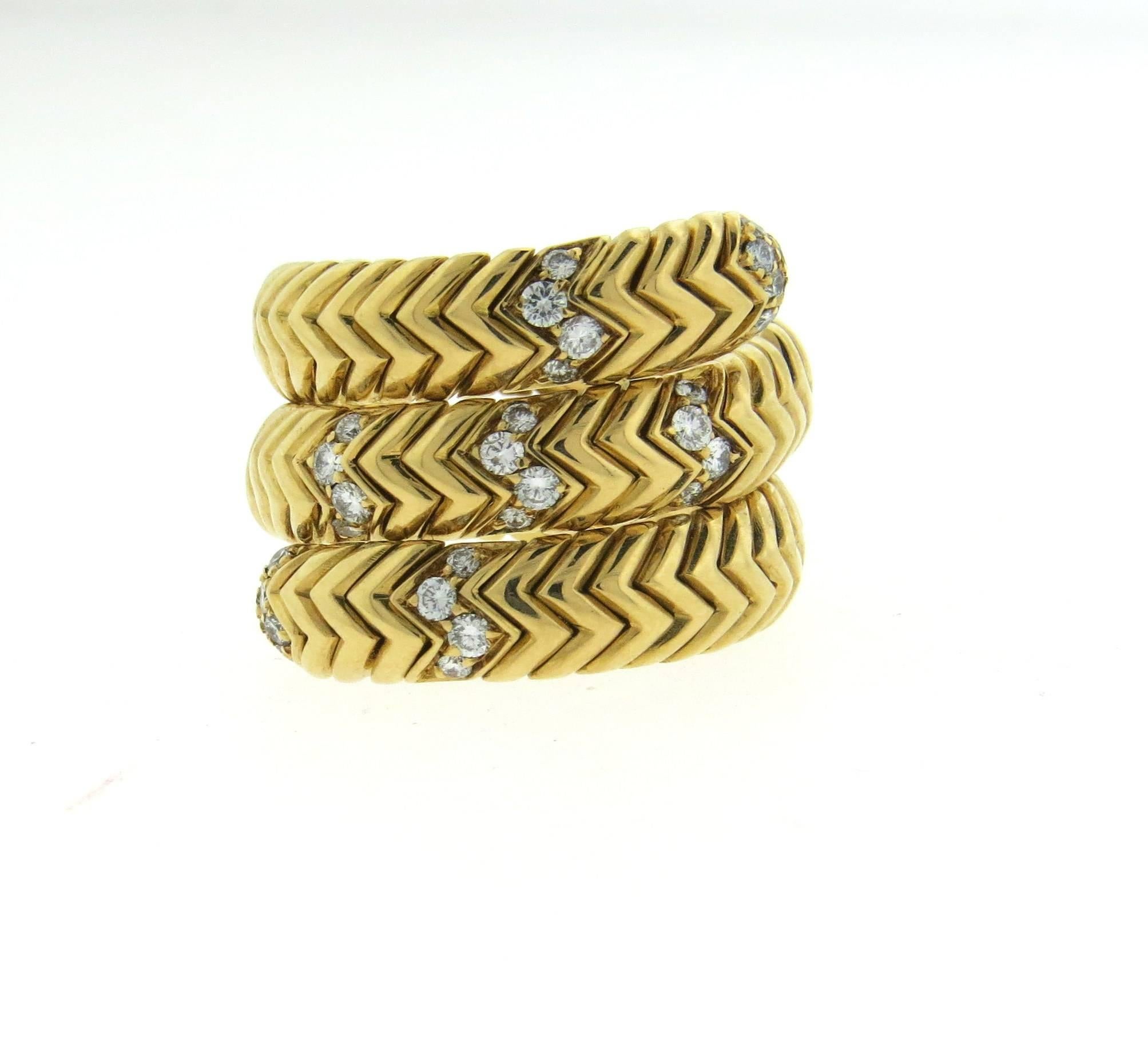 Ein 18k Gelbgold Wrap-around-Ring:: von Bulgari :: mit etwa 0::30ctw in G / VS Diamanten geschmückt gefertigt. Ring Größe 7 (leicht flexibel) Ring ist 18mm breit. Gezeichnet:750:: Bvlgari:: italienische Goldmarken . Gewicht des Stücks - 23::8 Gramm