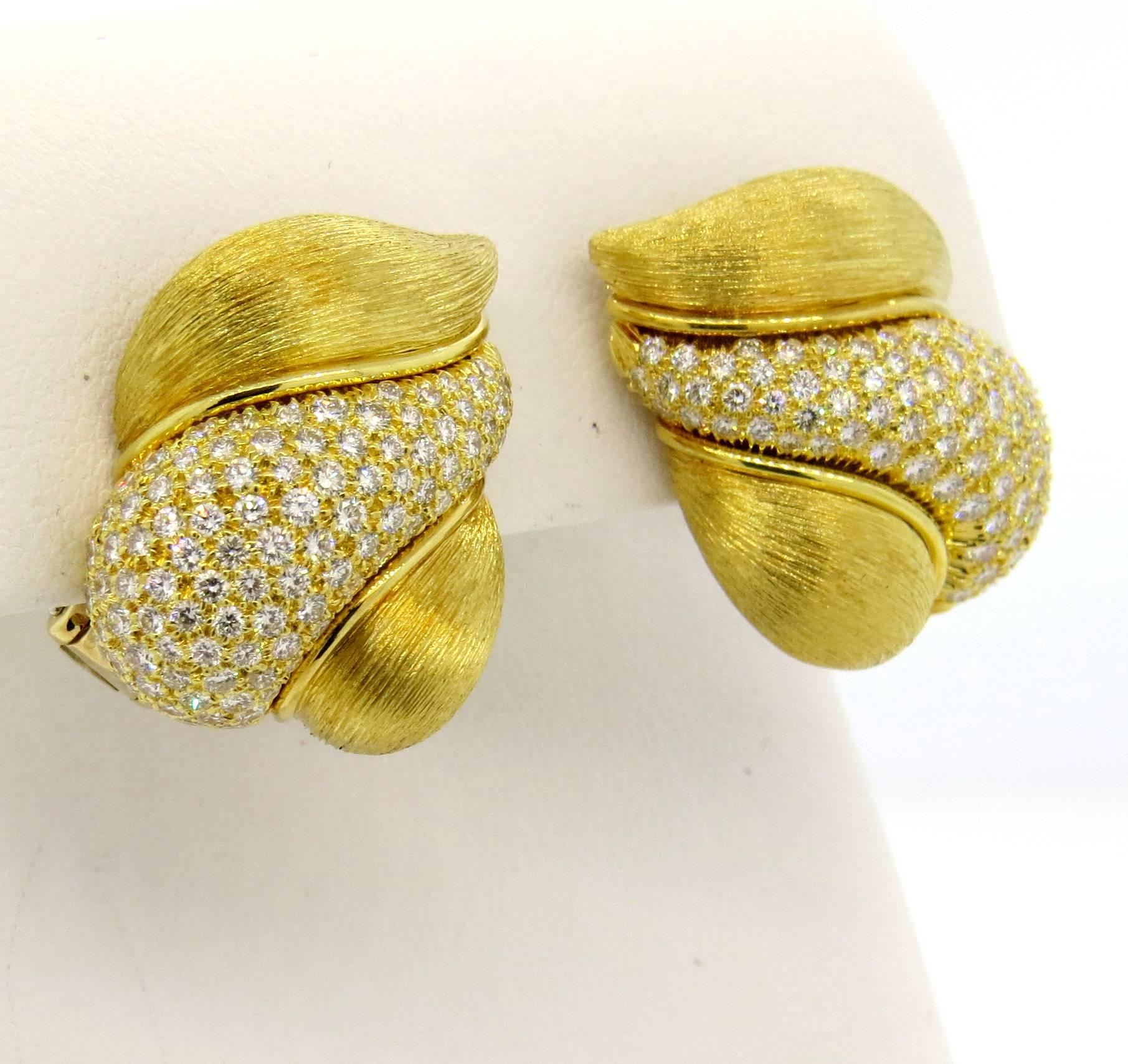Henry Dunay Diamond Gold Brushed Finish Earrings In Excellent Condition In Lambertville, NJ