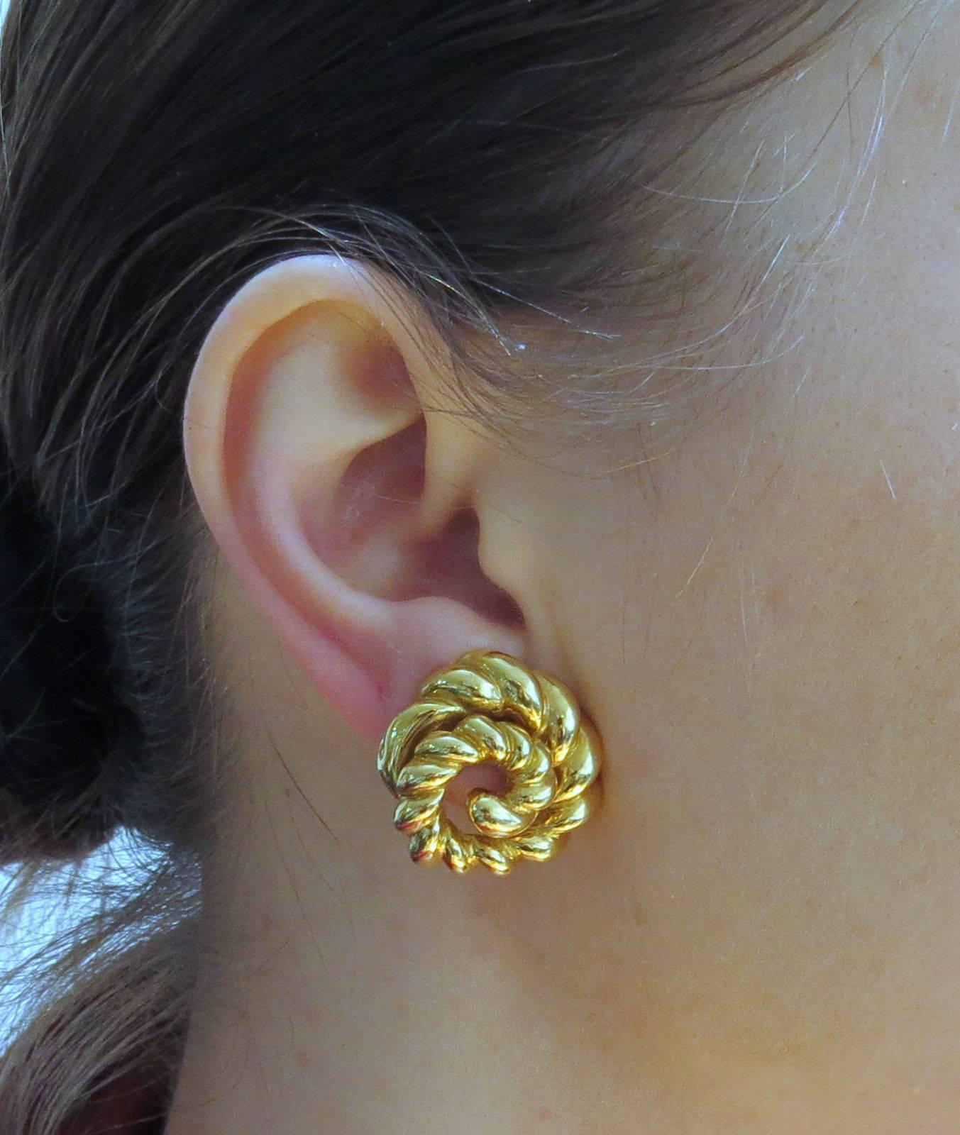 1980s Classic Gold Swirl Motif Earrings In Excellent Condition In Lambertville, NJ