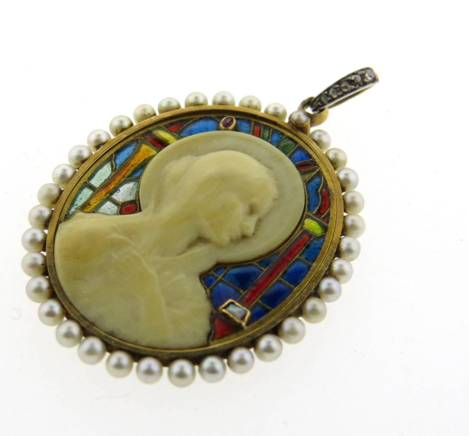 An 18k gold plique a jour pendant depicting Madonna, set with rose cut diamonds and pearls. The pendant is 31mm x 26mm, with bale pendant is 40mm long. Marked: 4374.  The weight of the piece is	5.2 grams.