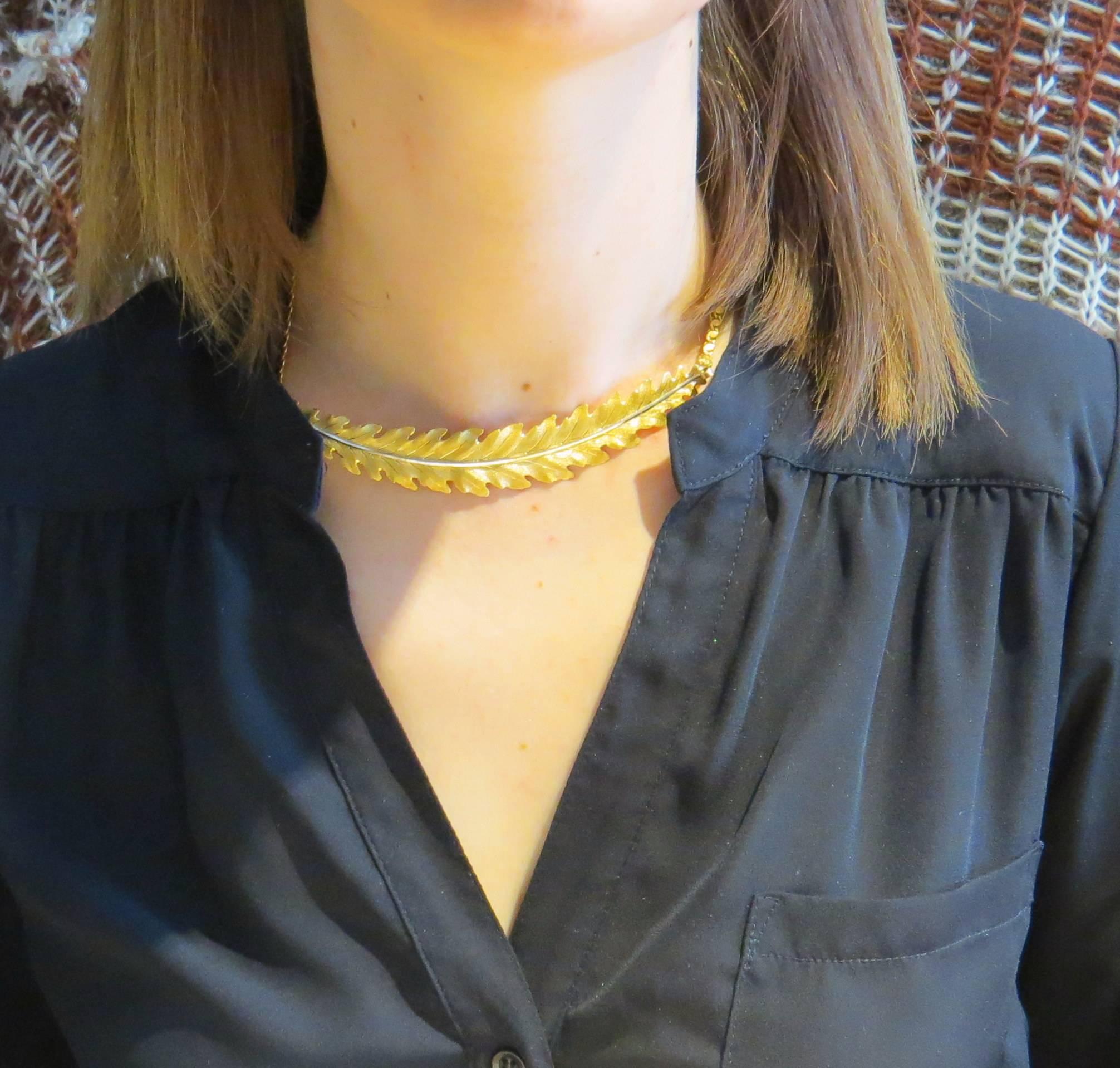 Buccellati Gold Leaf Motif Necklace In Excellent Condition In Lambertville, NJ