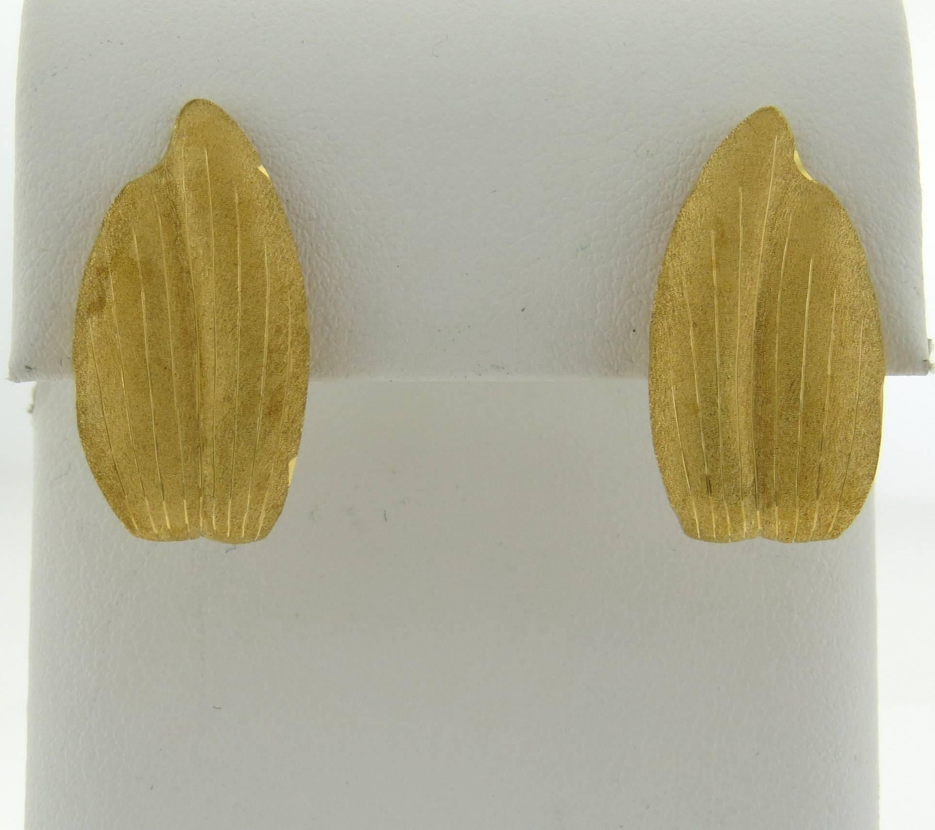 Buccellati Gold Leaf Motif Earrings In Excellent Condition In Lambertville, NJ