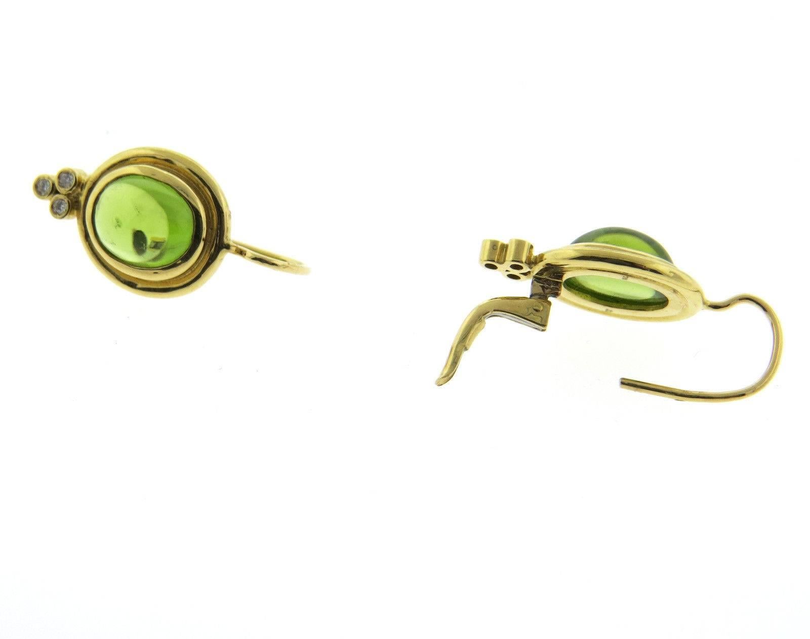 Ein Paar Ohrringe aus 18 Karat Gelbgold:: besetzt mit Peridot-Cabochons und etwa 0::09 ct G/VS-Diamanten. Die von Temple St. Clair gefertigten Ohrringe sind 25 mm x 12 mm groß und wiegen 7::3 Gramm.  Die Ohrringe werden derzeit für 2800 Dollar