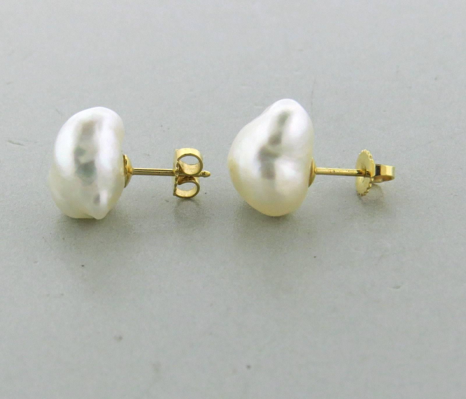 Ein Paar Ohrringe aus 18 Karat Gelbgold:: besetzt mit Keshi-Perlen.  Die von Tiffany & Co. hergestellten Ohrringe sind 14::2 mm x 13::7 mm und 15 mm x 14::7 mm groß.  Das Gewicht des Paares beträgt 6 Gramm. Markiert: T& Co:: 750