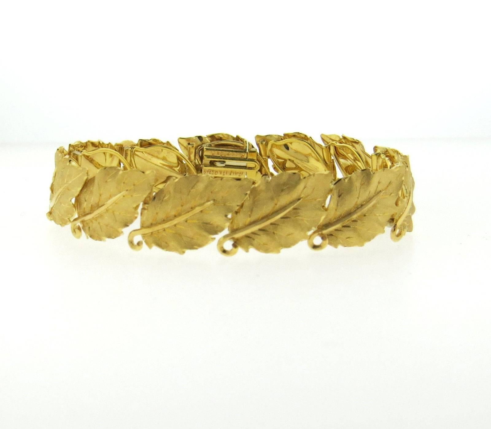 Ein Armband aus 18 Karat Gelbgold mit einem Blattmotiv.  Das von Buccellati gefertigte Armband ist 6 3/4
