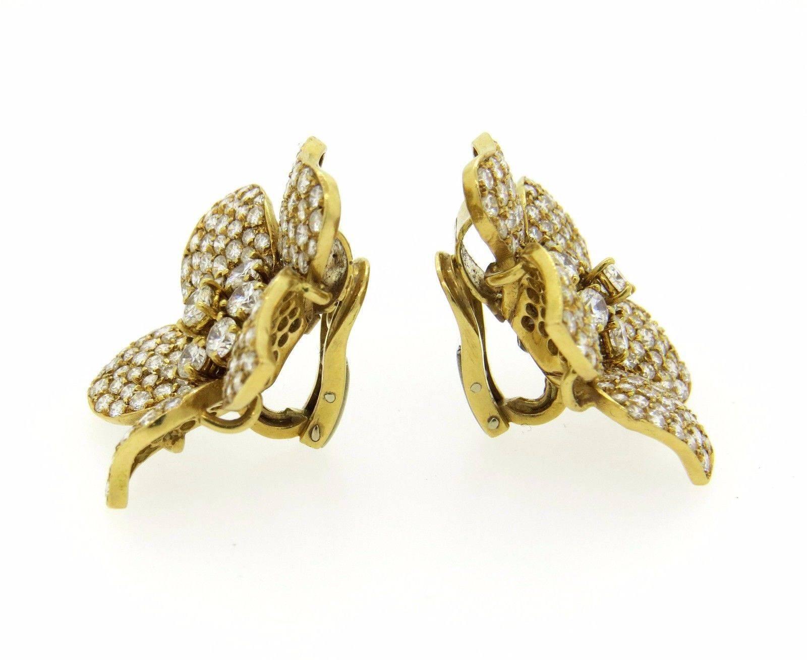 Exquisite Diamond Gold Flower Earrings In Excellent Condition In Lambertville, NJ