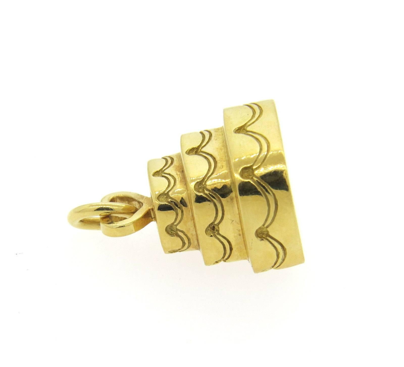 Tiffany & Co. Gold Hochzeitstorte Charm Anhänger im Zustand „Hervorragend“ in Lambertville, NJ