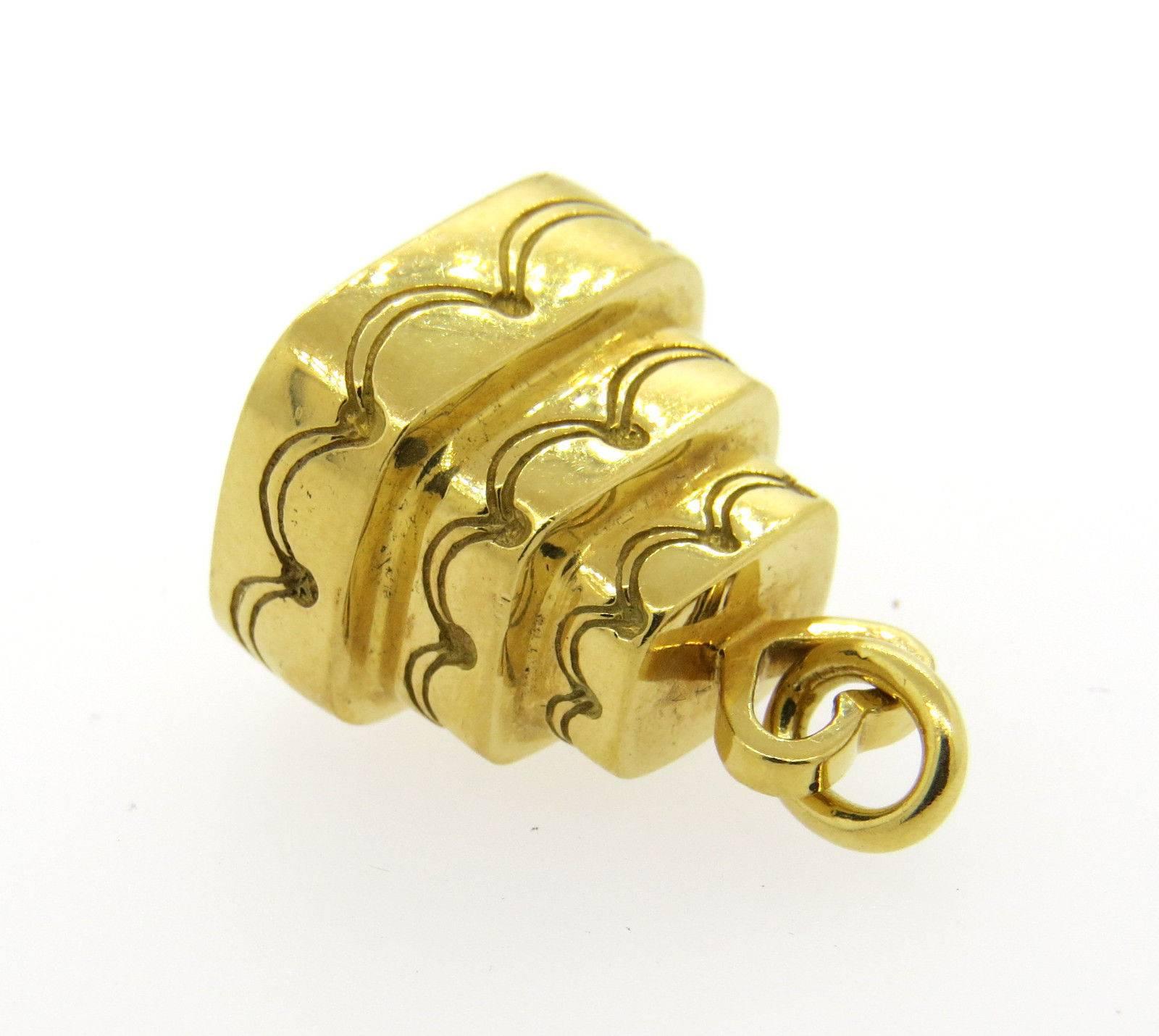 Ein 18k Gelbgold Hochzeitstorte Charme von Tiffany & Co. Der Charme ist 18mm x 15mm x 13mm und wiegt 11::4 Gramm.  Gekennzeichnet mit T & Co:: 750.