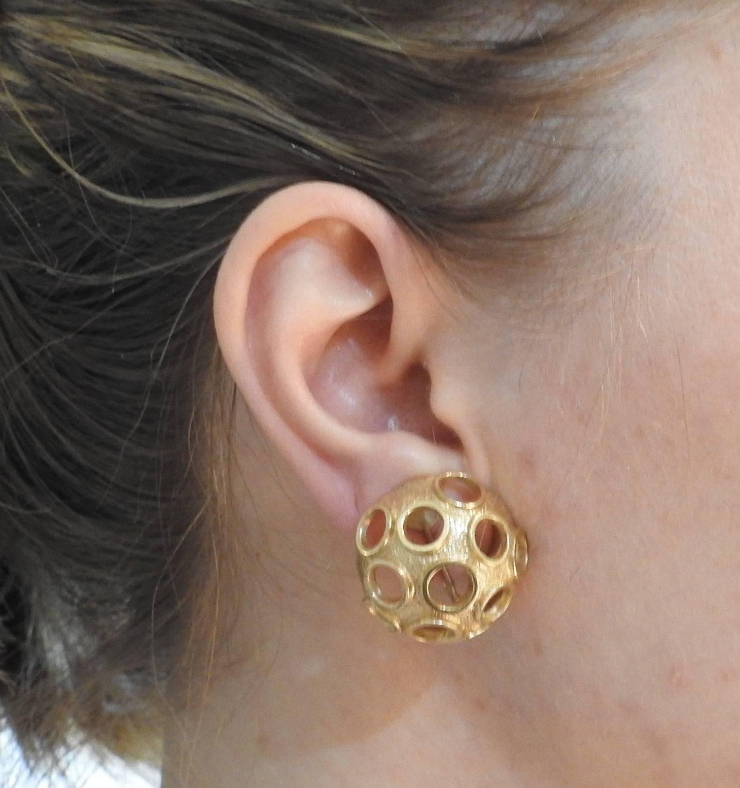 Unusual Gold Open Circle Dome Crater Earrings In Excellent Condition In Lambertville, NJ