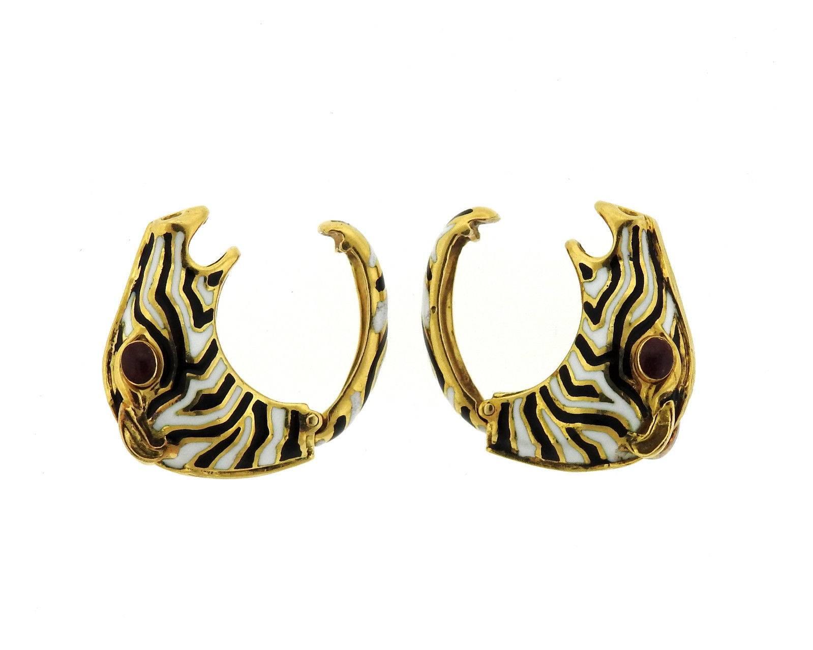 Impressive David Webb Enamel Ruby Gold Zebra Cufflinks In Excellent Condition In Lambertville, NJ