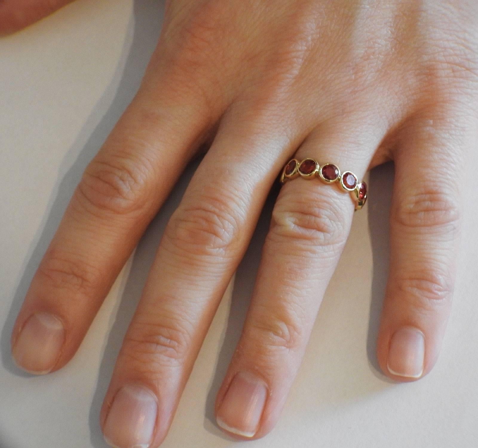 Ein Ring aus 18 Karat Gelbgold:: besetzt mit roten Saphiren.  Der Ring hat die Größe 6 und ist 5 mm breit.  Das Gewicht des Stücks beträgt 4::5 Gramm.  Markiert: Temple Mark:: 750.  Der Einzelhandelspreis beträgt $1950.