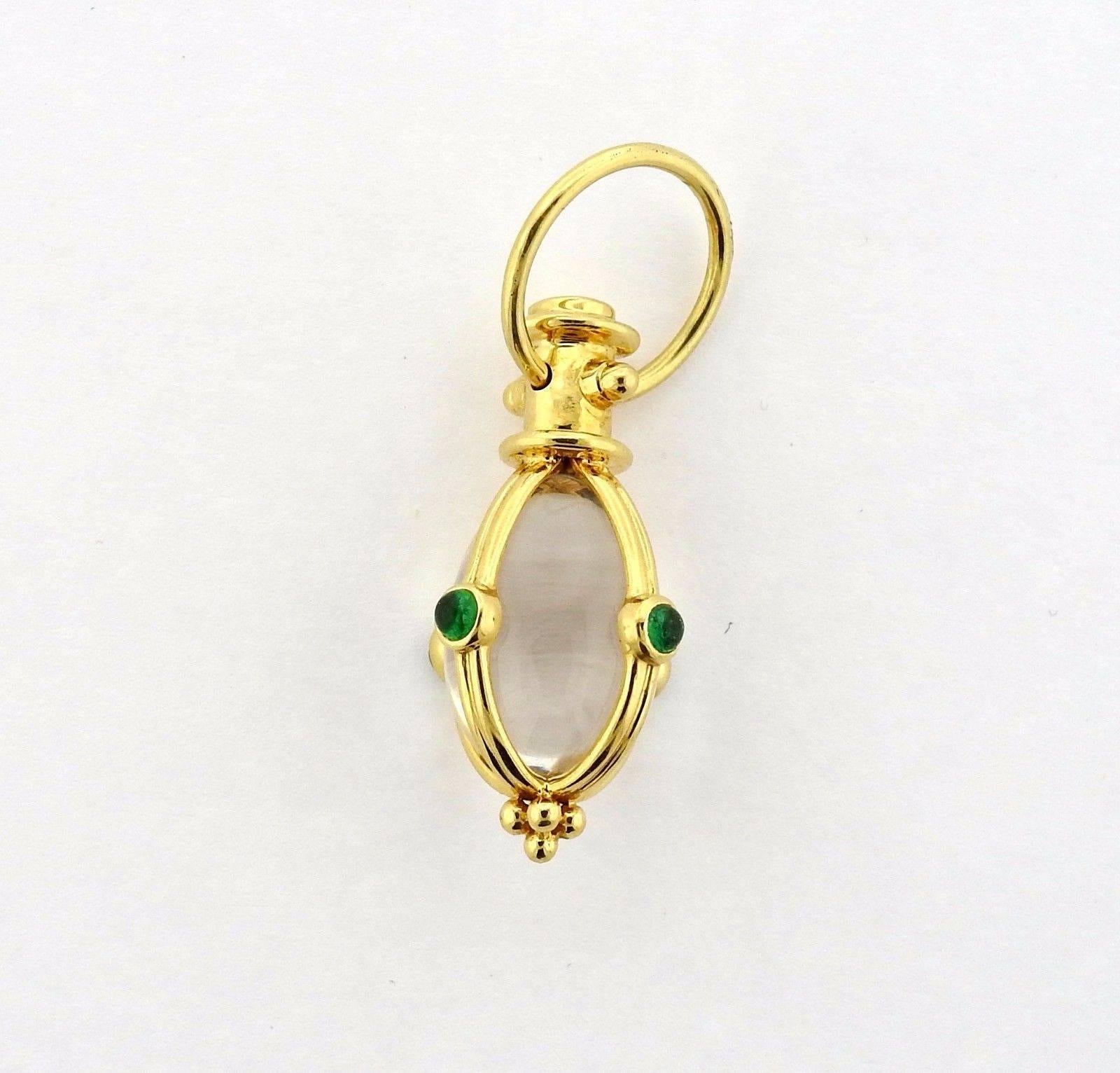 Ein mit Smaragden besetztes Bergkristall-Amulett aus 18 Karat Gelbgold. Der Anhänger misst 38 mm (einschließlich Ballen) x 16::4 mm.  Das Gewicht des Stücks beträgt 8::2 Gramm. Markiert: Temple Mark:: 750.  Der Einzelhandelspreis beträgt 2100 Dollar.