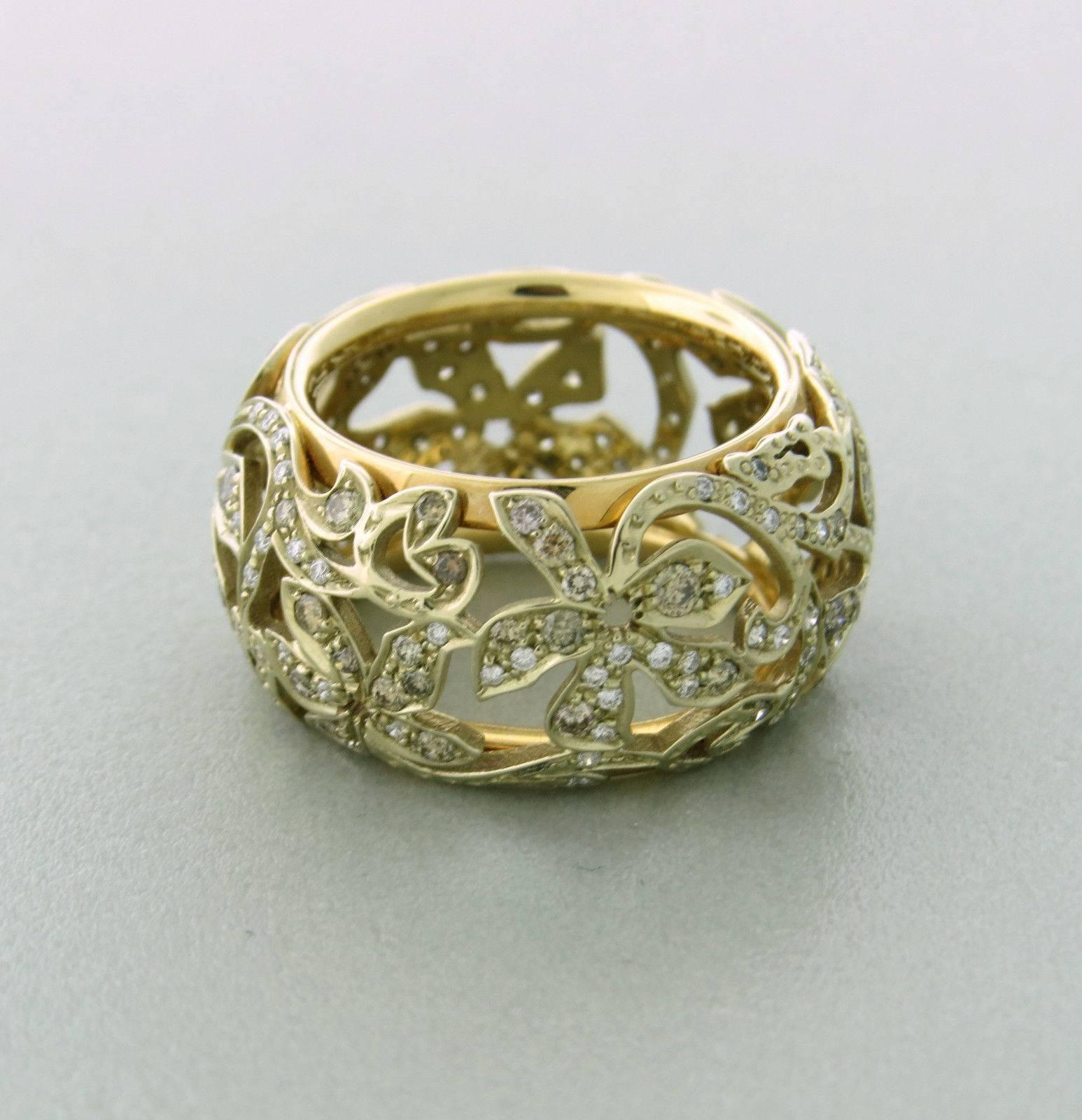 Ring aus 18 Karat Gold von Pomellato, gefertigt für die Collection'S Arabesque. Mit ca. 1,31 ct in G-Fancy/VS Diamanten. Der Ring ist 12 mm breit. Größe 7. Markiert Pomellato 750, P100008455. Gewicht 11,0 Gramm. Einzelhandel $7390.