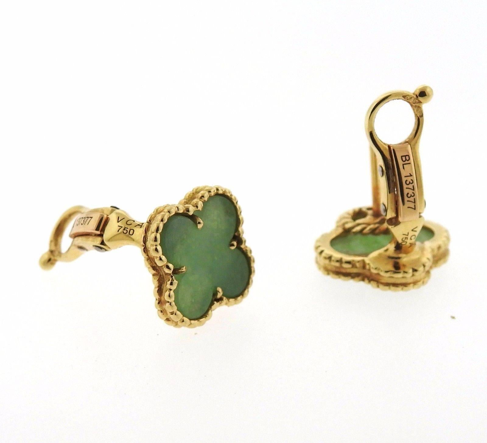 Ein Paar Ohrringe aus 18 Karat Gelbgold und Jade aus der Kollektion Vintage Alhambra von Van Cleef & Arpels.  Die Ohrringe messen 14::7 mm x 14::4 mm und wiegen 8::2 Gramm.  Markiert: VCA:: 750:: BL137377.  Kommt mit VCA-Tasche.