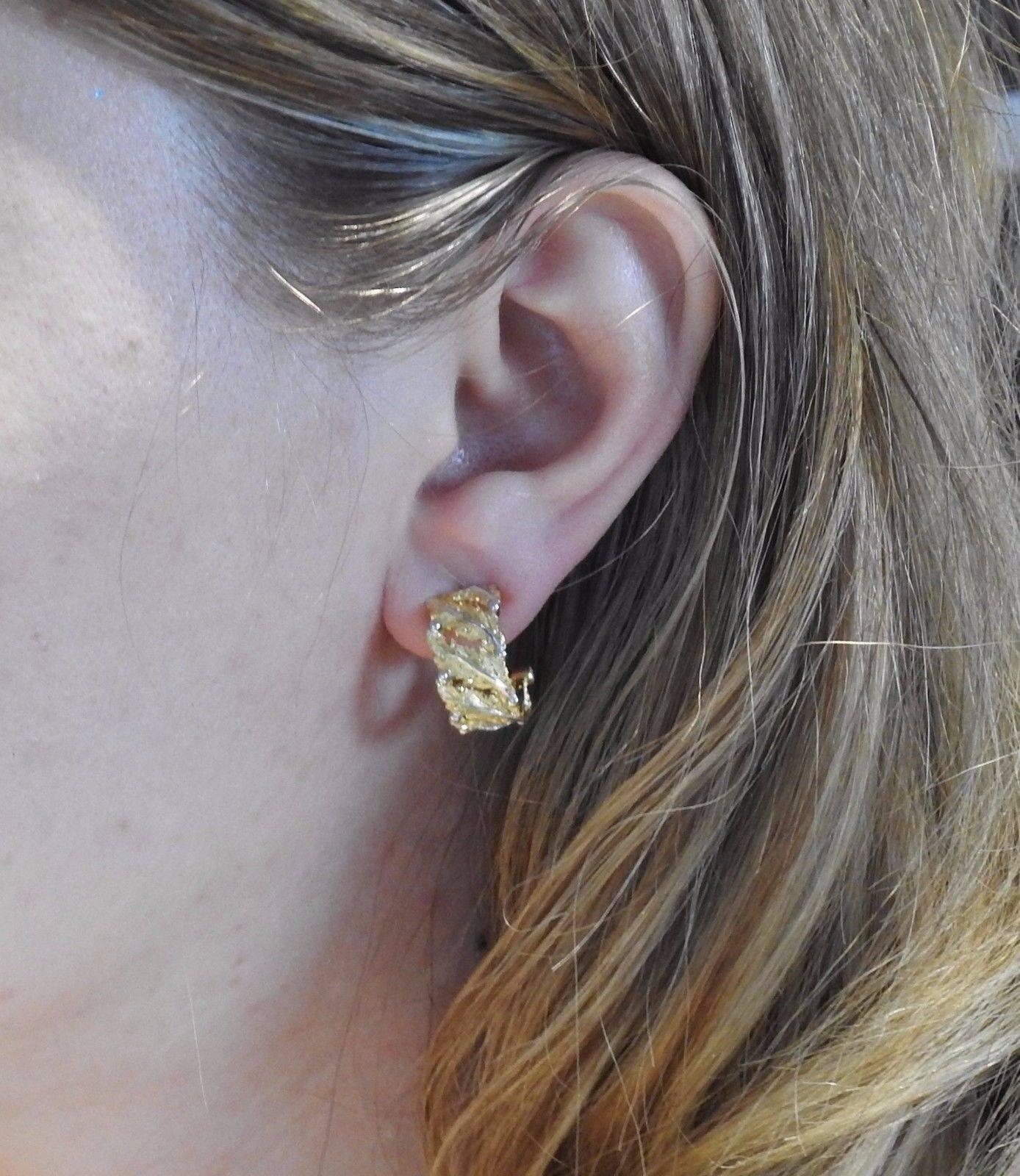 Buccellati Gold Leaf Motif Hoop Earrings In Excellent Condition In Lambertville, NJ