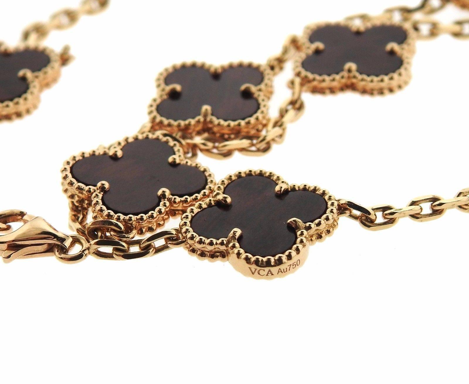 An 18k rose gold necklace set with wood clover motifs.  The necklace measures 33