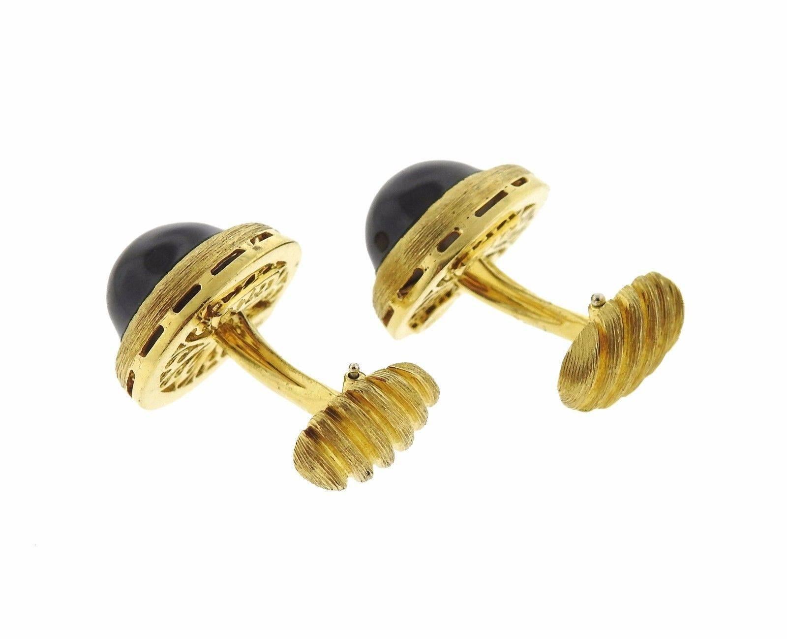 A pair of  18k gold cufflinks set with onyx.  The cufflinks measure 18mm x 15mm and weigh 23.3 grams.  Marked: 18k dunay 750.