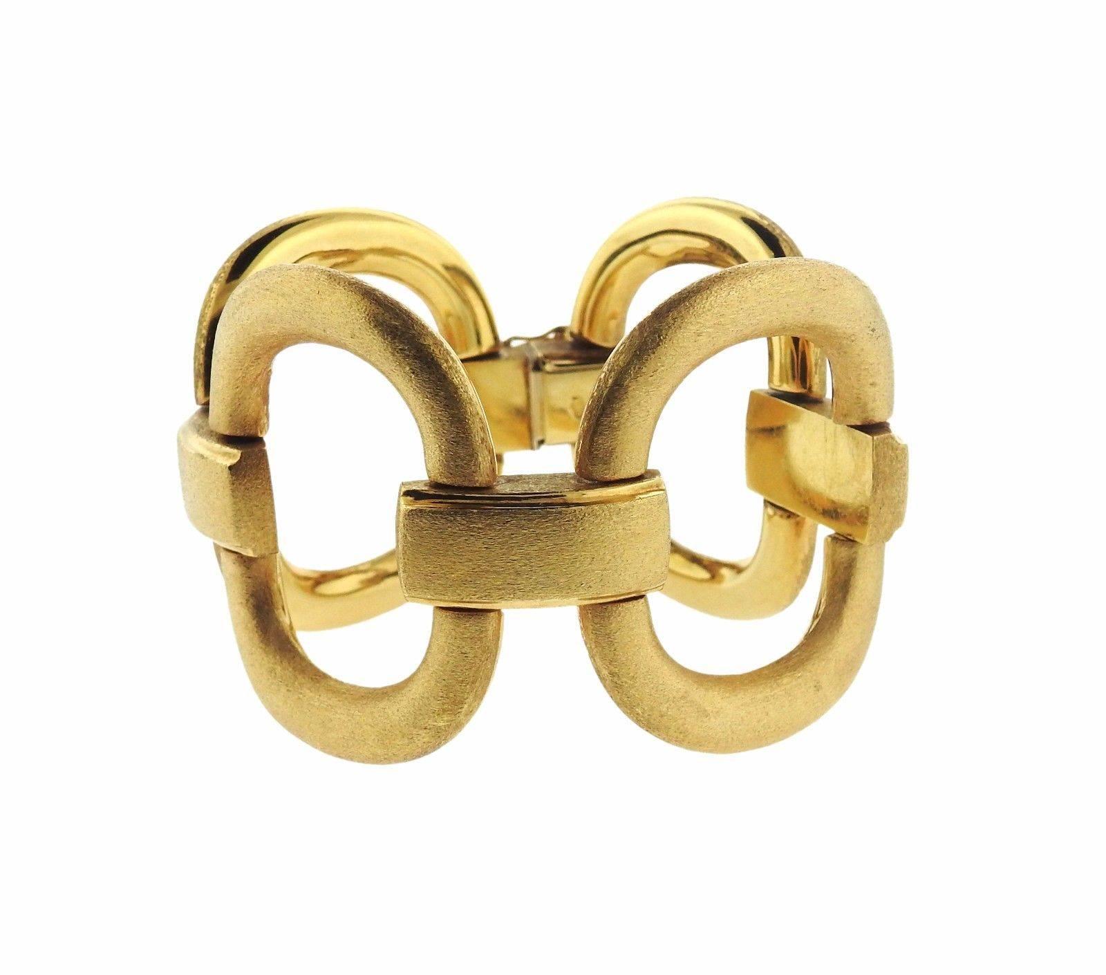 Large Italian Brushed Gold Link Bracelet In Excellent Condition In Lambertville, NJ