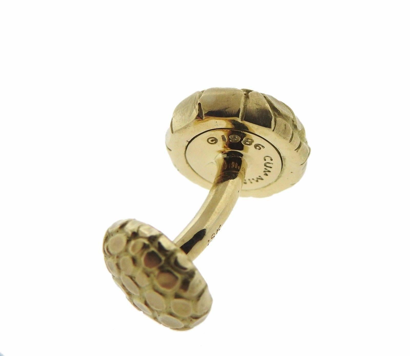 A pair of 18k gold snake reptile motif cufflinks crafted by Angela Cummings. Cufflinks measure 13.7mm in diameter and 11.5mm in diameter. Marked Cummings 1986, weigh 19.0 grams. 