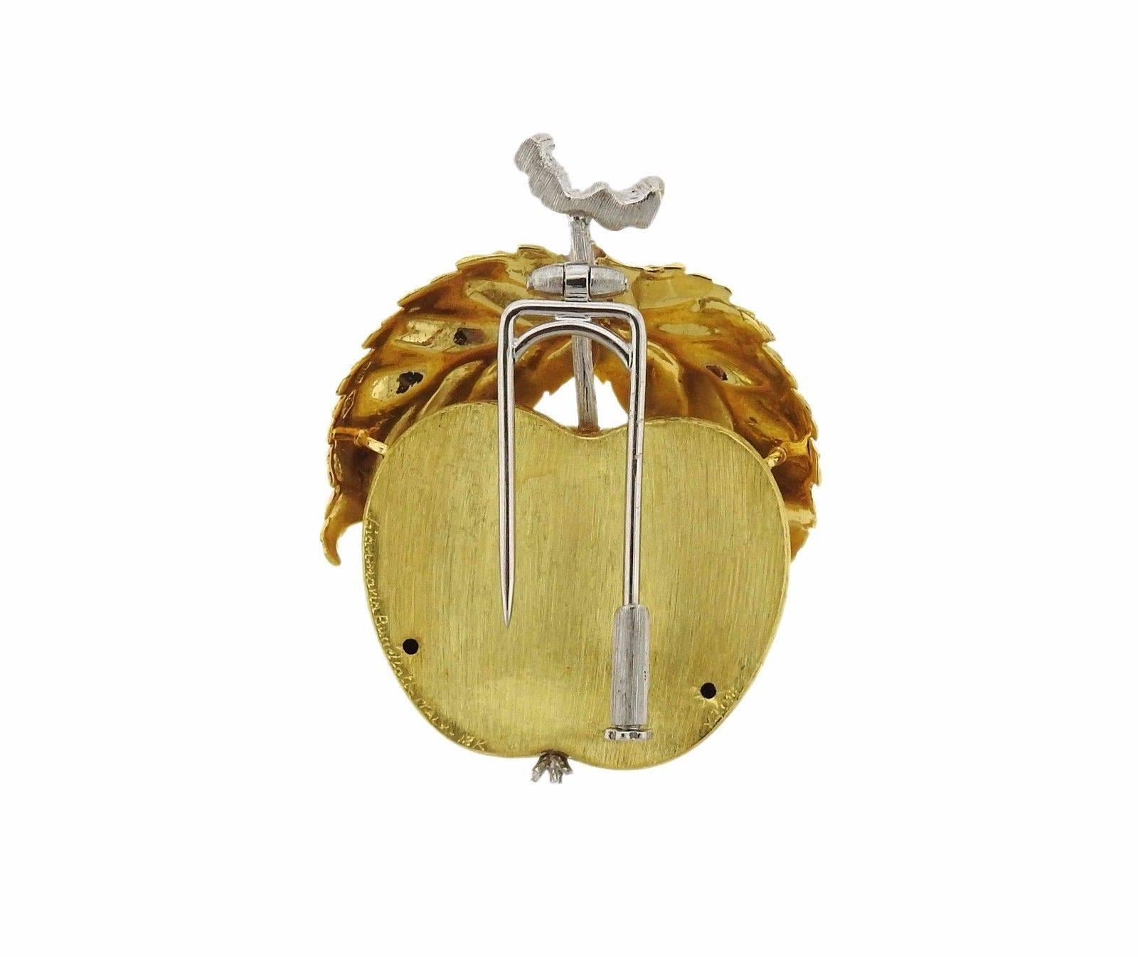 An 18k gold brooch depicting an apple.  The brooch measures 41mm x 32mm and weighs 21.9 grams.  Marked: Buccellati, 18k, Italy.  Comes with Buccellati paperwork.  Retail is $11920.