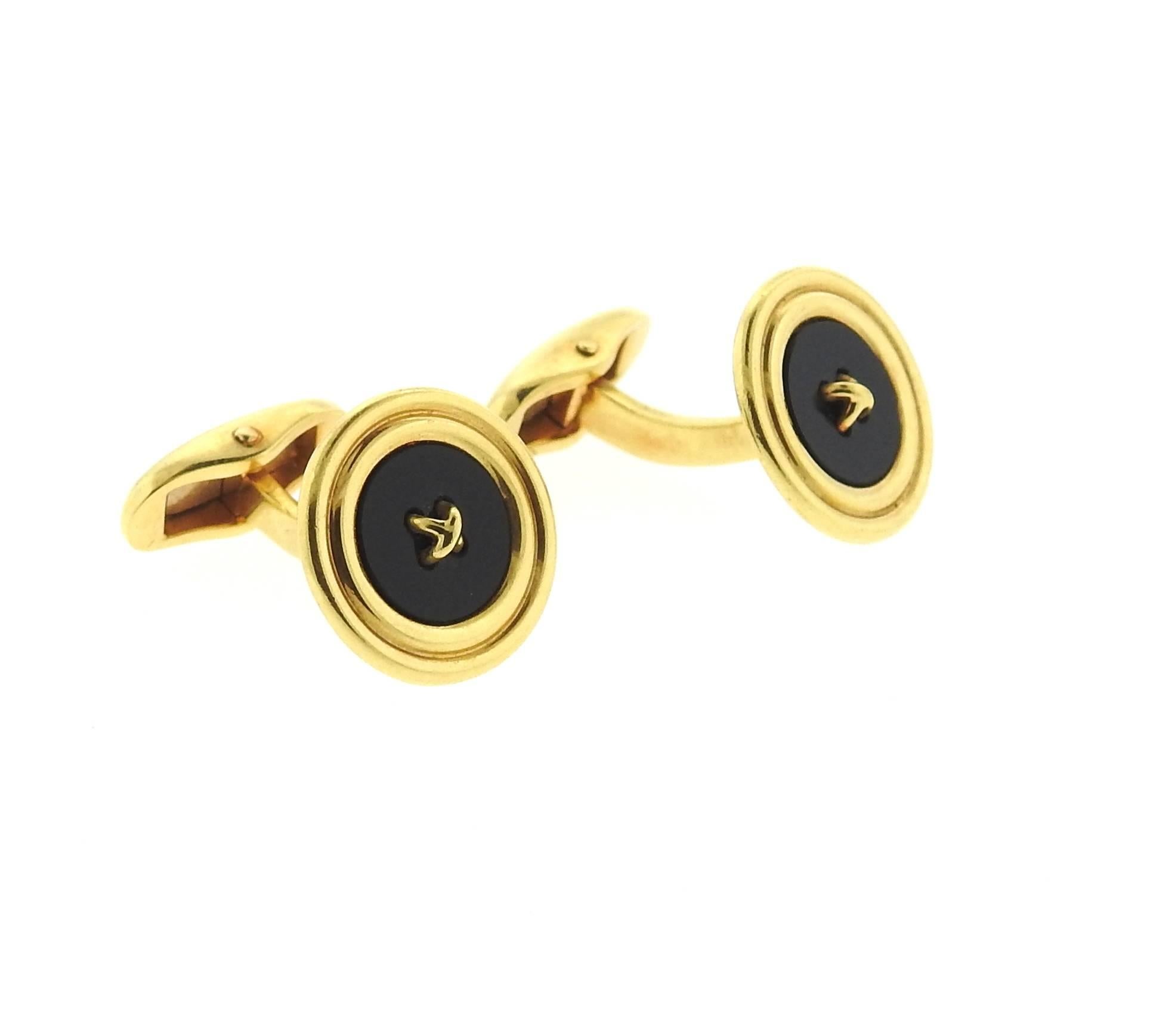 A pair of 18k yellow gold button cufflinks, crafted by Tiffany & Co,set with onyx in the center. Cufflink top is 16mm in diameter. Marked: Tiffany & Co, 18Kt Germany. Weight - 20 grams 