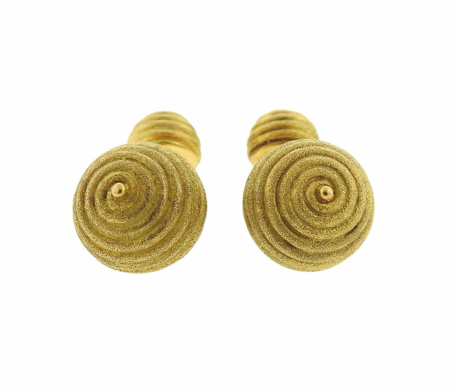 A pair of 18k gold cufflinks.  Cufflink tops measure 15.4mm in diameter.  The weight of the pair is 15.7 grams.