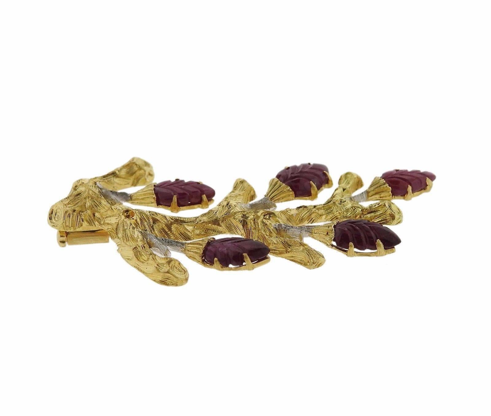 Buccellati Gold Carved Ruby Brooch Pin In Excellent Condition In Lambertville, NJ