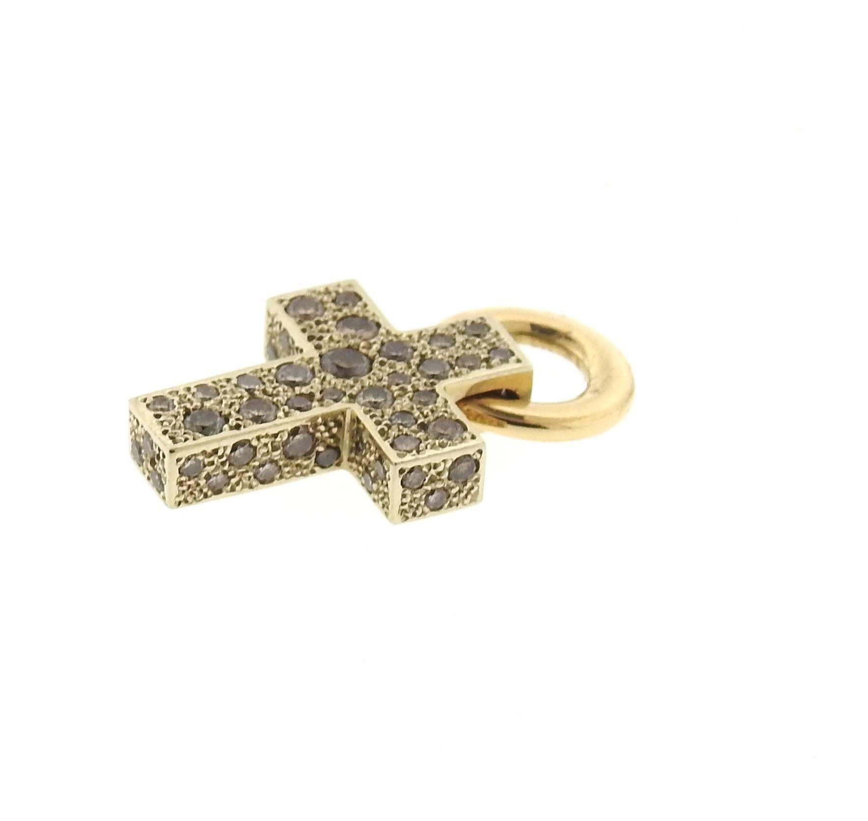 Kreuzanhänger aus 18 Karat Gold, von Pomellato für die Collection'S Sabbia gefertigt, verziert mit ca. 1 Karat braunen Fancy-Diamanten. Der Anhänger ist 26 mm x 15 mm groß. Gekennzeichnet mit Pomellato und 750. Gewicht des Stücks - 6,1 Gramm 