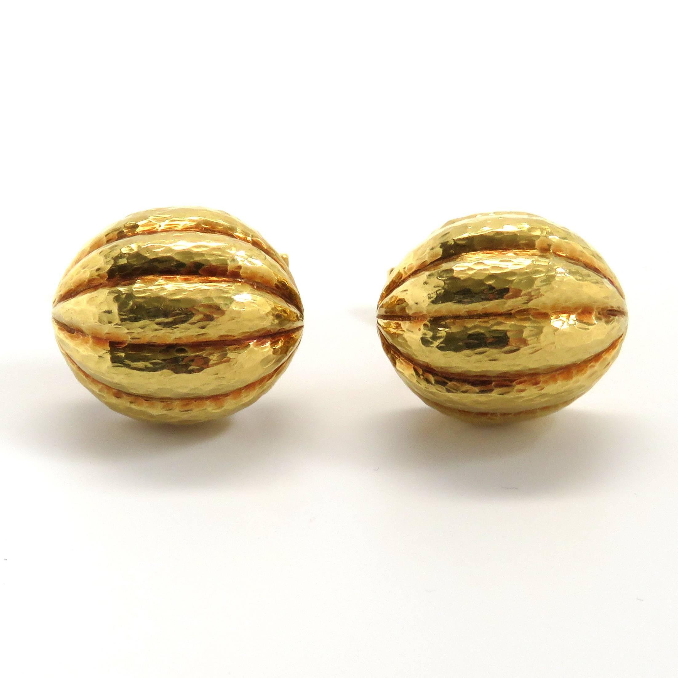 A pair of 18k yellow gold cufflinks by David Webb.  The cufflinks measure 20mm x 17mm and weigh 22.9 grams.  Marked: Webb, 18k