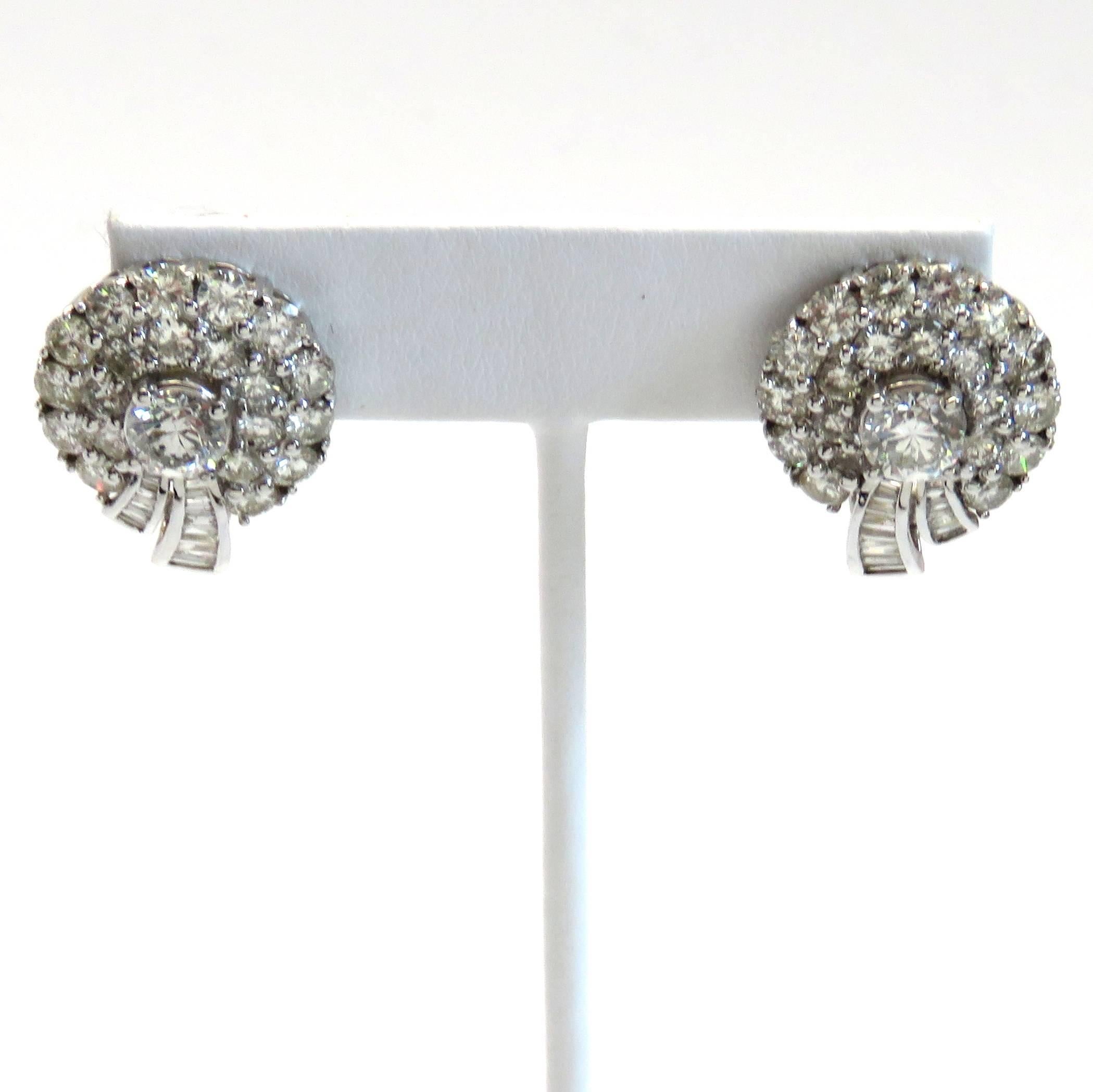 Impressive Gold 5.50 Carats Diamonds Gold Earrings In Excellent Condition In Lambertville, NJ