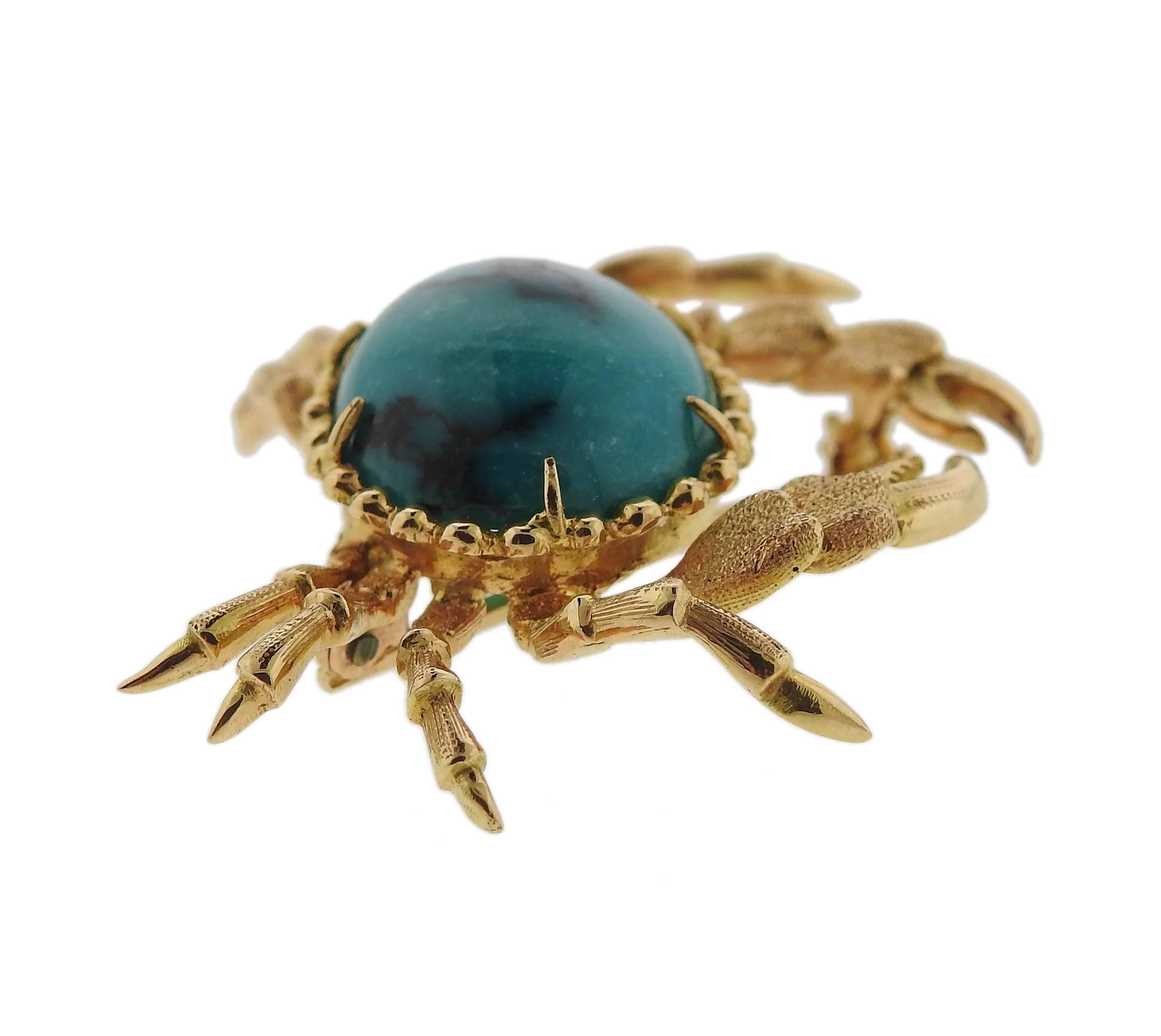 An 18k gold brooch pin depicting a crab. Set with a blue stone. Brooch measures 40mm x 32mm. Marked 750, Italian gold mark. Weight is 11.6 grams. 