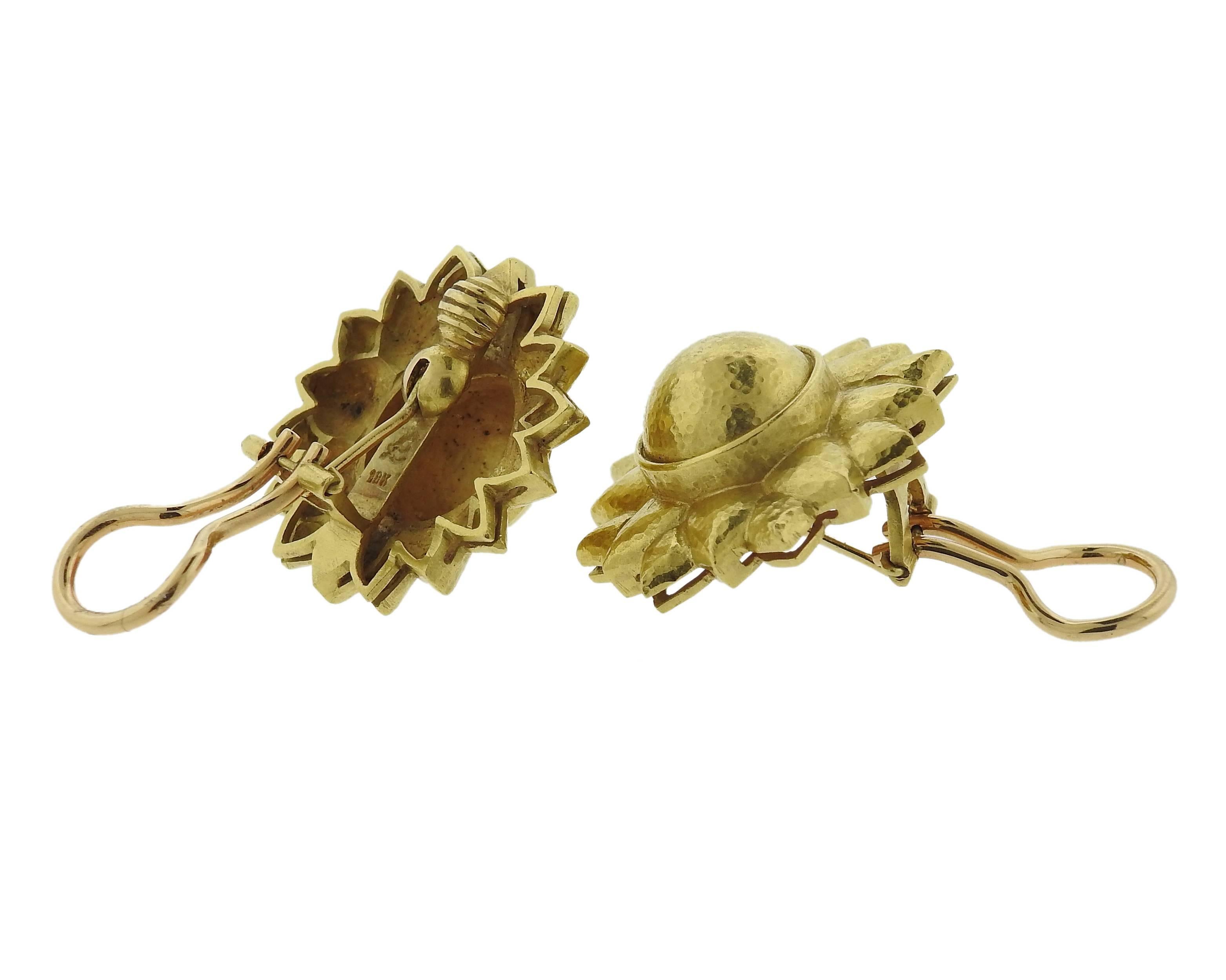 Elizabeth Locke Flower Gold Earrings In Excellent Condition In Lambertville, NJ