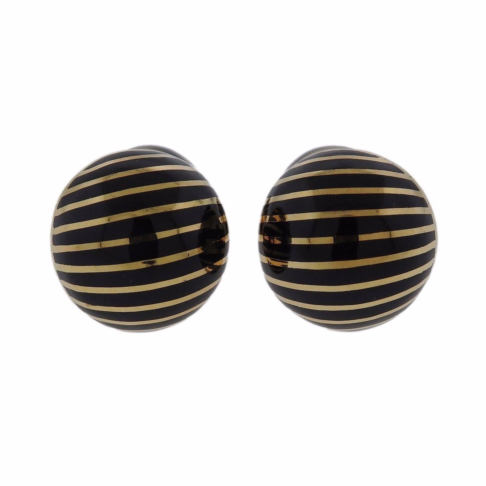 A pair of 18k yellow gold cufflinks adorned with black enamel.  The tops measure 15.3mm in diameter and the backs measure 10.4mm in diameter. The weight of the pair is 17.6 grams.  Marked 750 G.