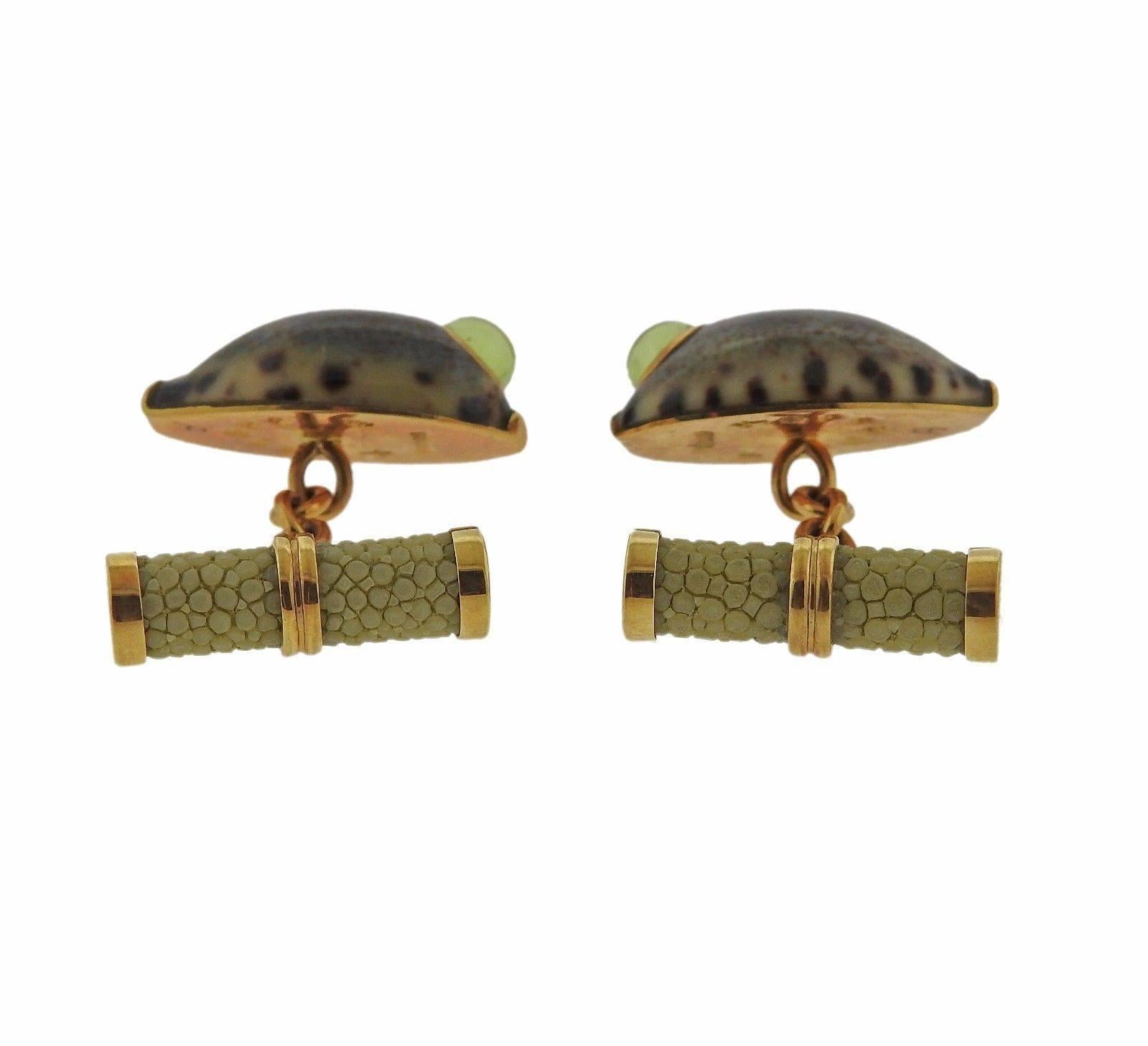 Trianon Gold Shell Peridot Cufflinks In Excellent Condition For Sale In Lambertville, NJ