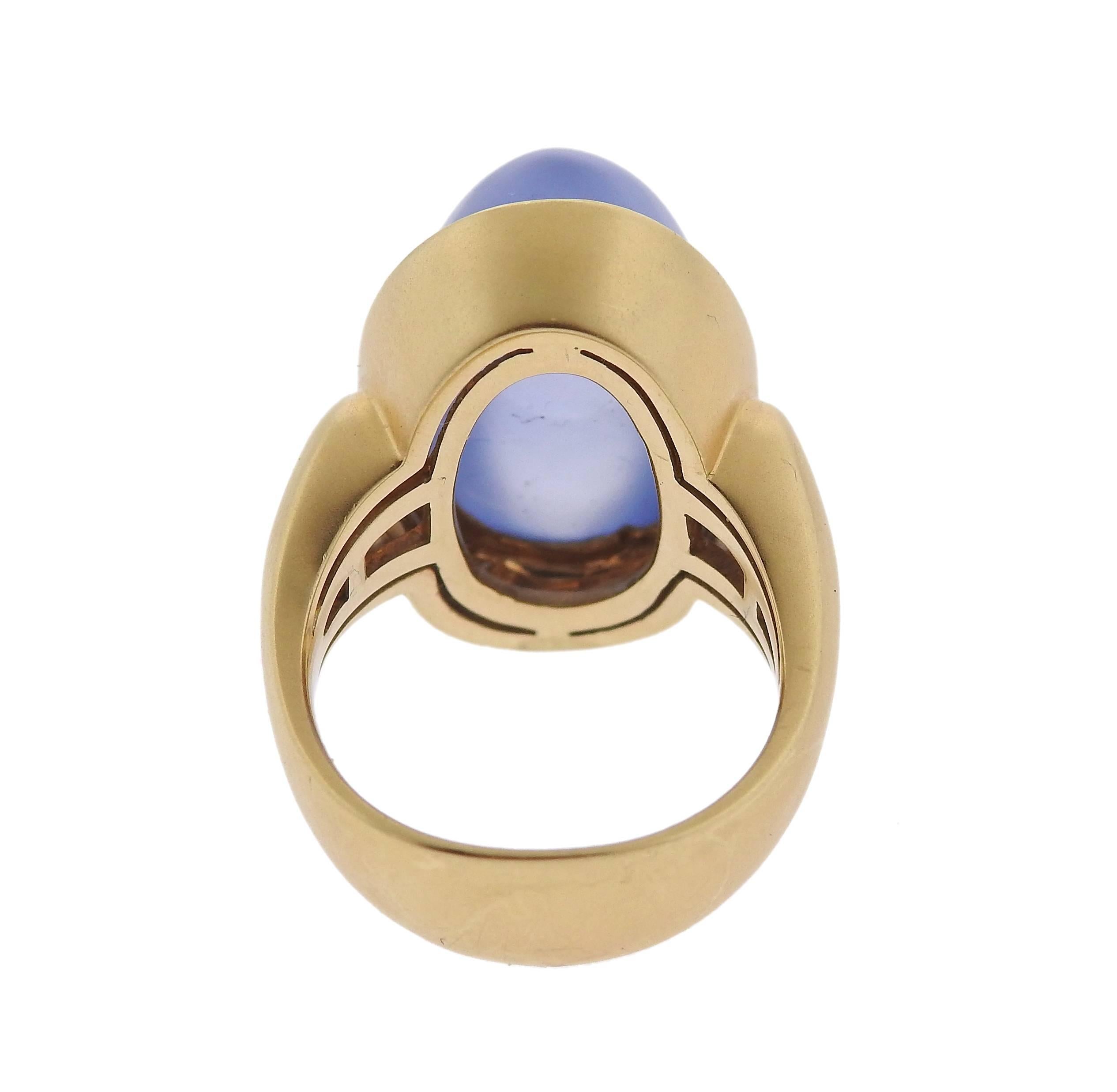 Large Chalcedony Cabochon Sapphire Gold Ring In Excellent Condition In Lambertville, NJ