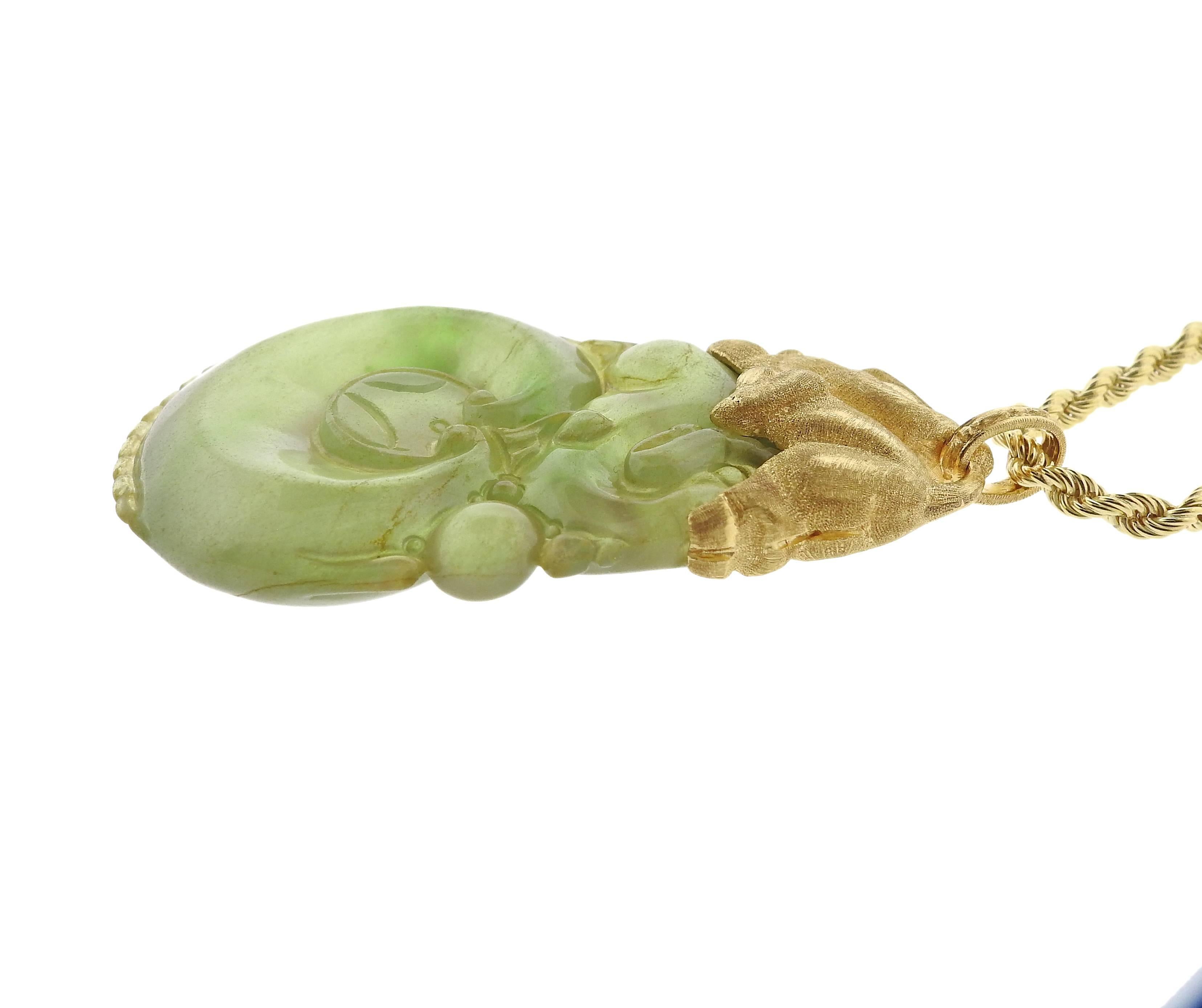 Buccellati Carved Jade Gold Pendant Necklace In New Condition For Sale In Lambertville, NJ